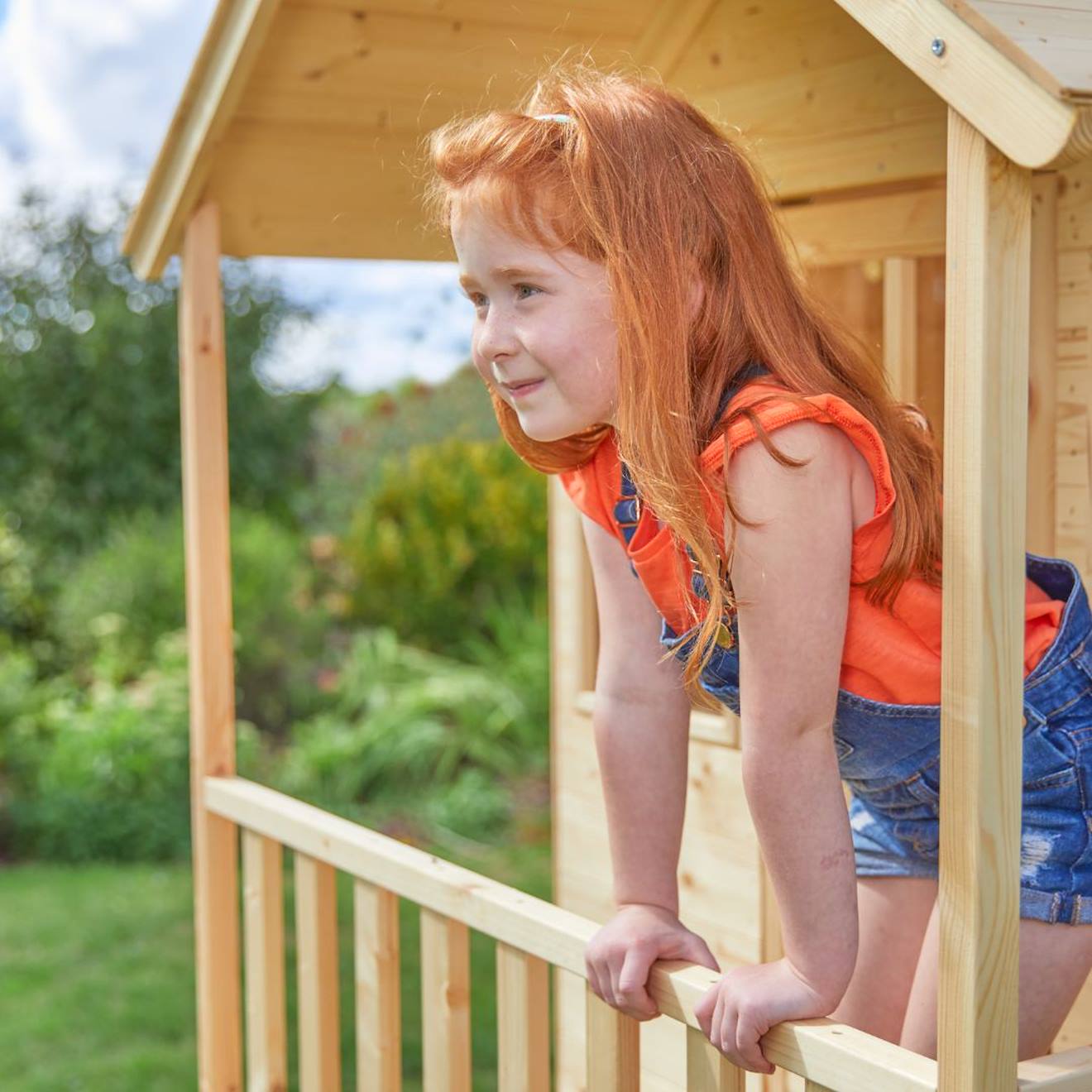 Maisonnette cabane sur pilotis avec toboggan colline bois FSC marron - vert