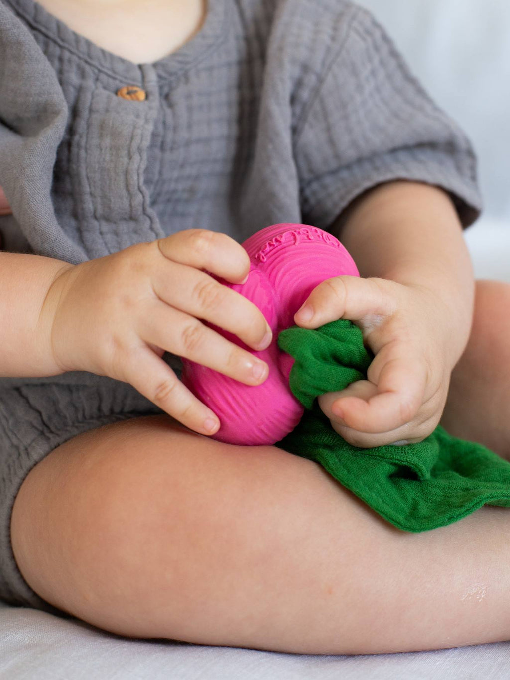 Mini doudou ramona le radis - rose
