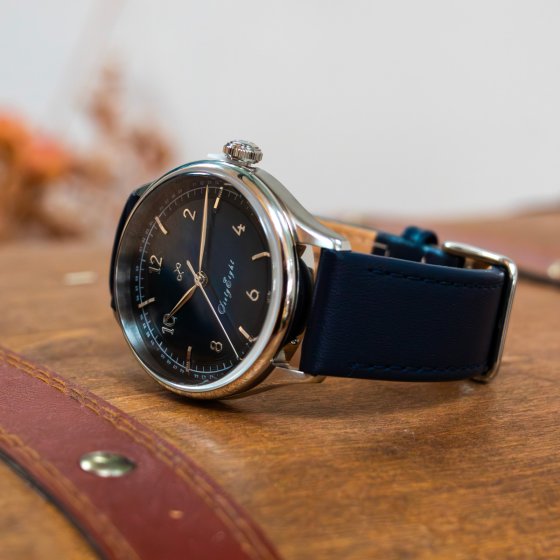 Montre 1968 Steel Blue Sunray AV86
