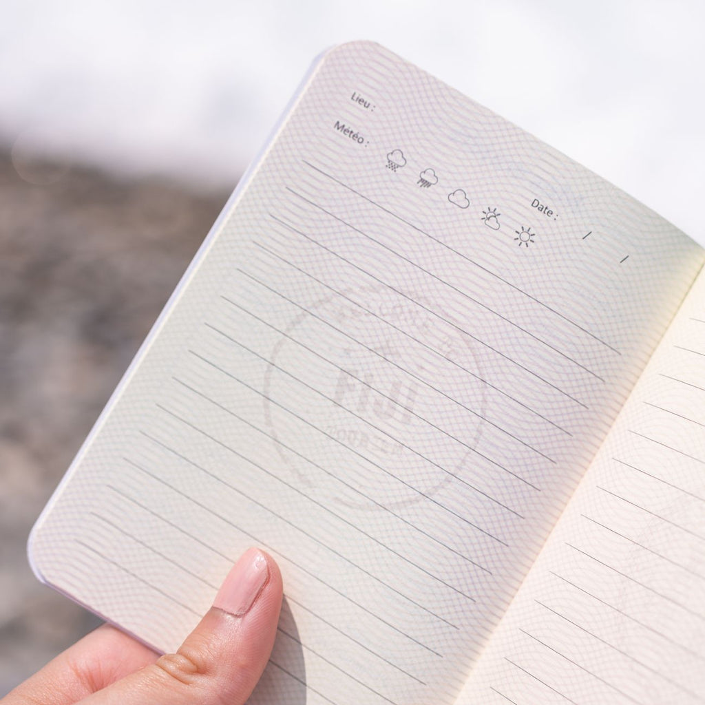 Carnet passeport de voyage et ses pages à remplir