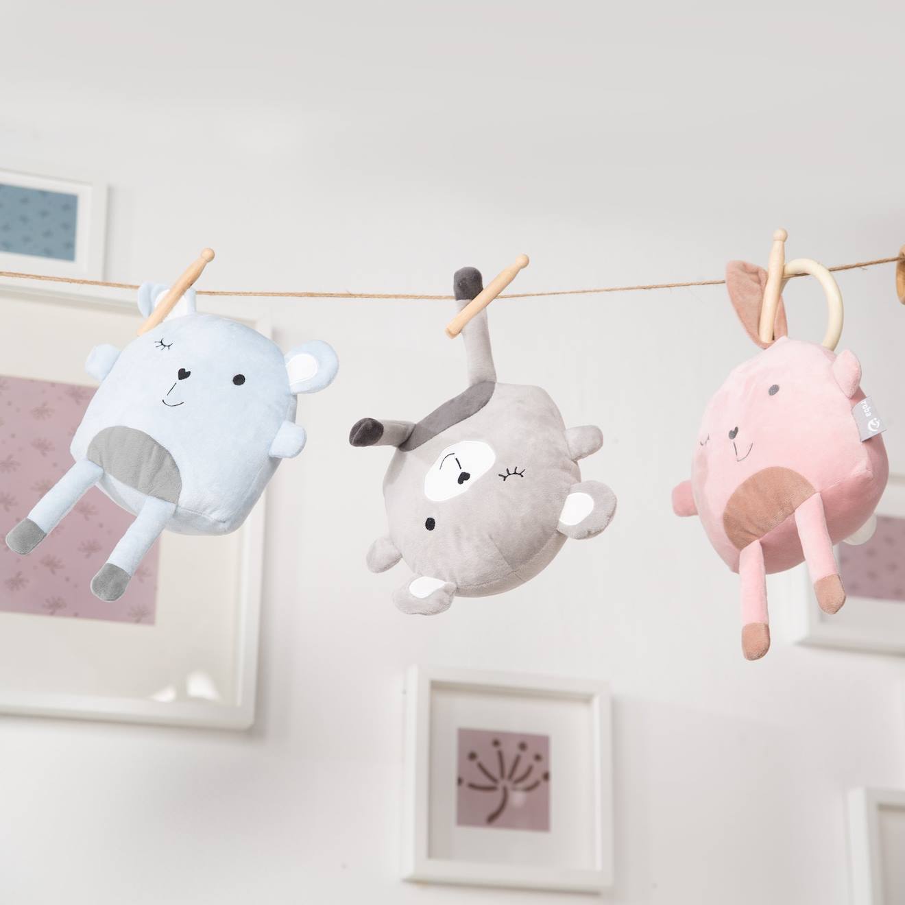 Peluche à suspendre pour arche d'éveil ou poussette rose pastel / lapin