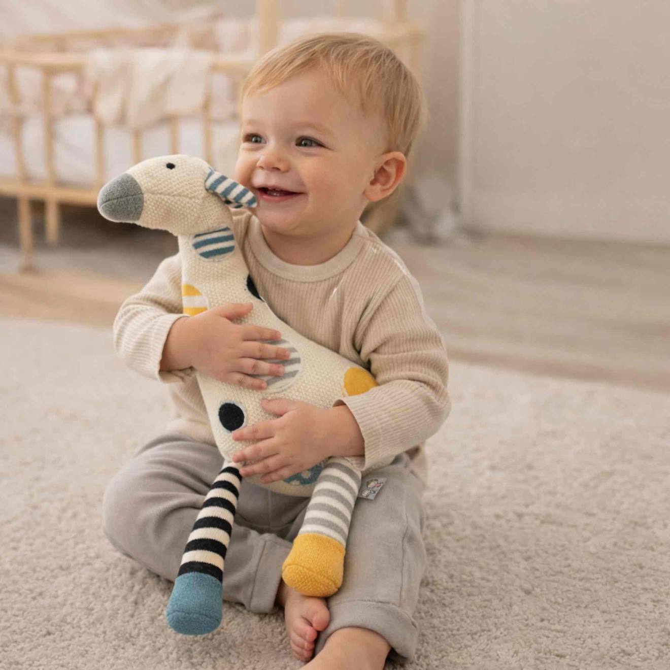 Peluche doudou girafe en coton tricoté écru