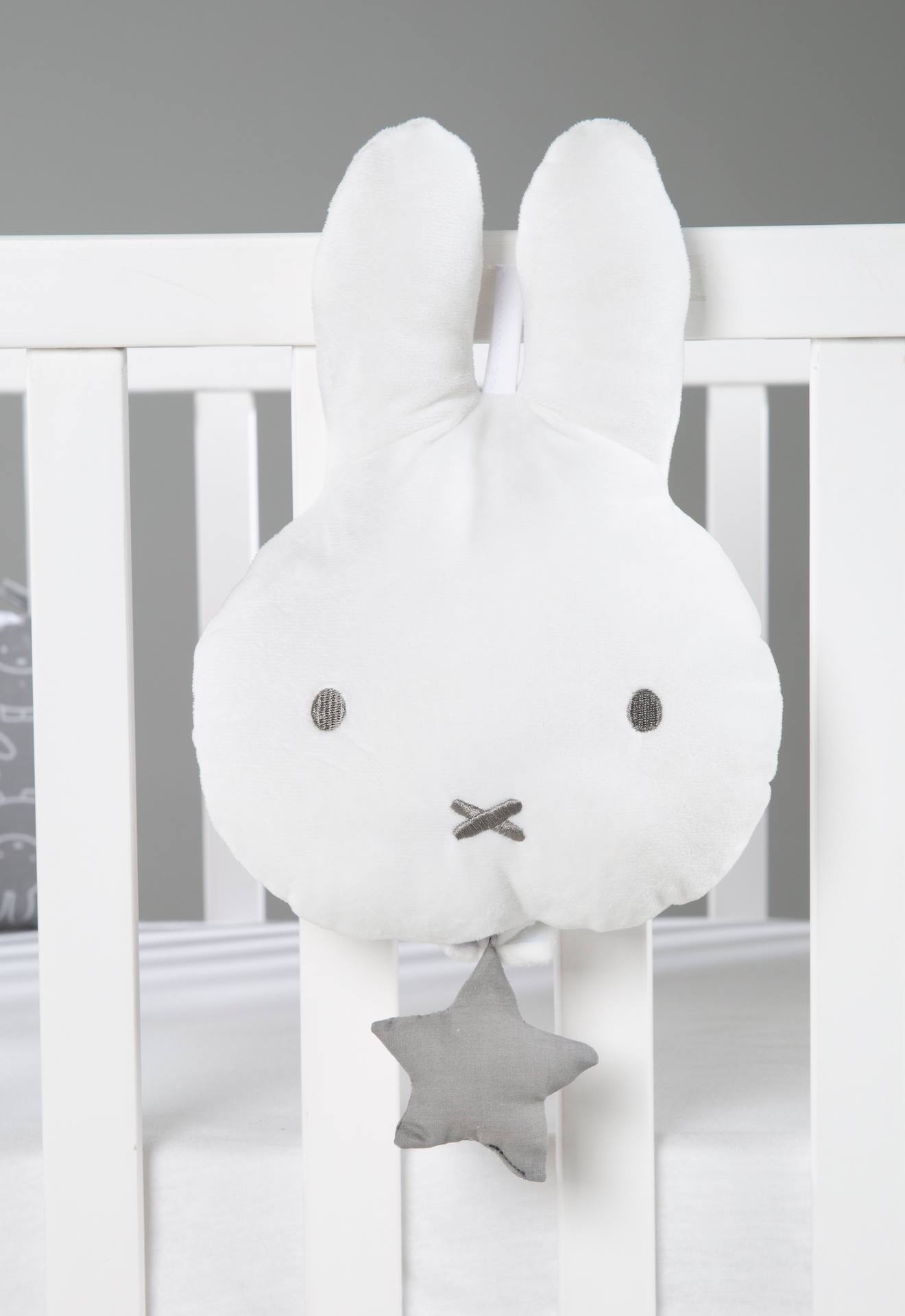 Peluche lapin avec mécanisme musical amovible miffy blanc et gris