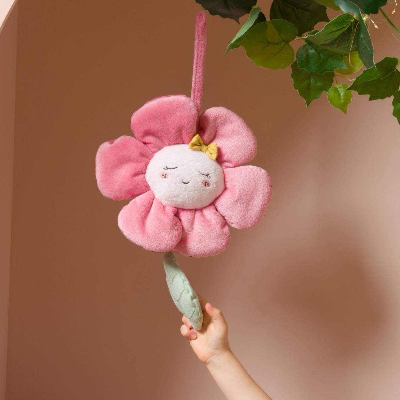 Peluche musicale à suspendre rose, jaune, vert