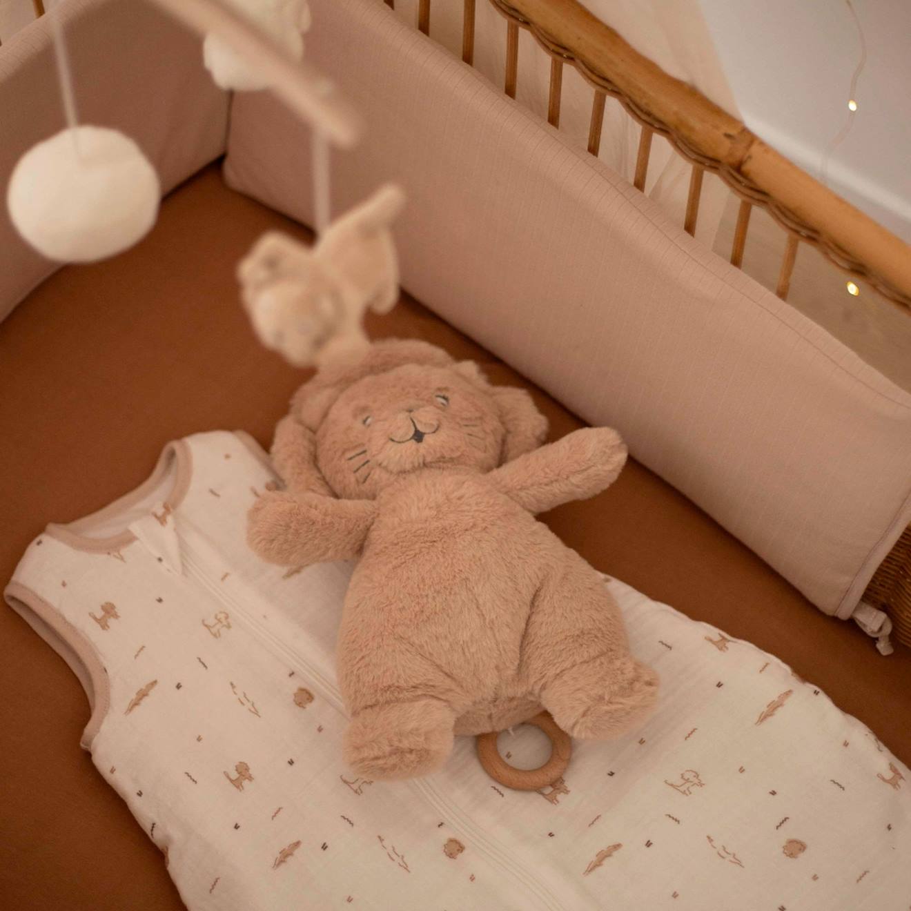 Peluche musicale bébé léo le lion beige