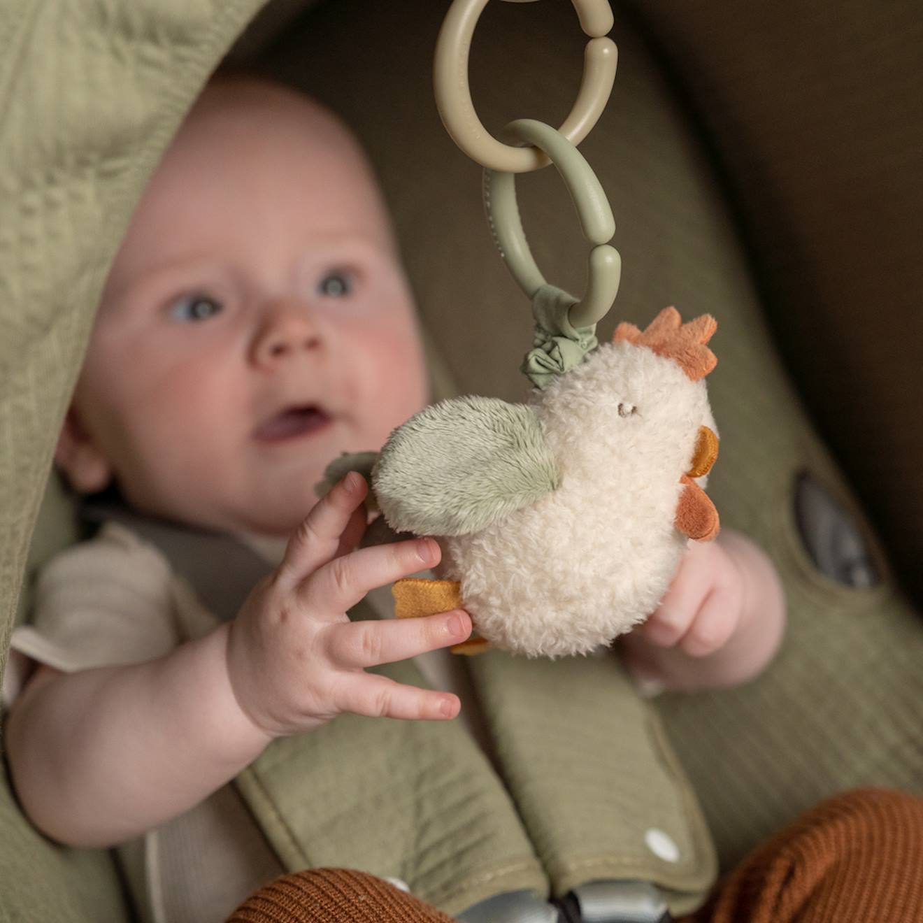 Peluche poule vibrante à suspendre beige