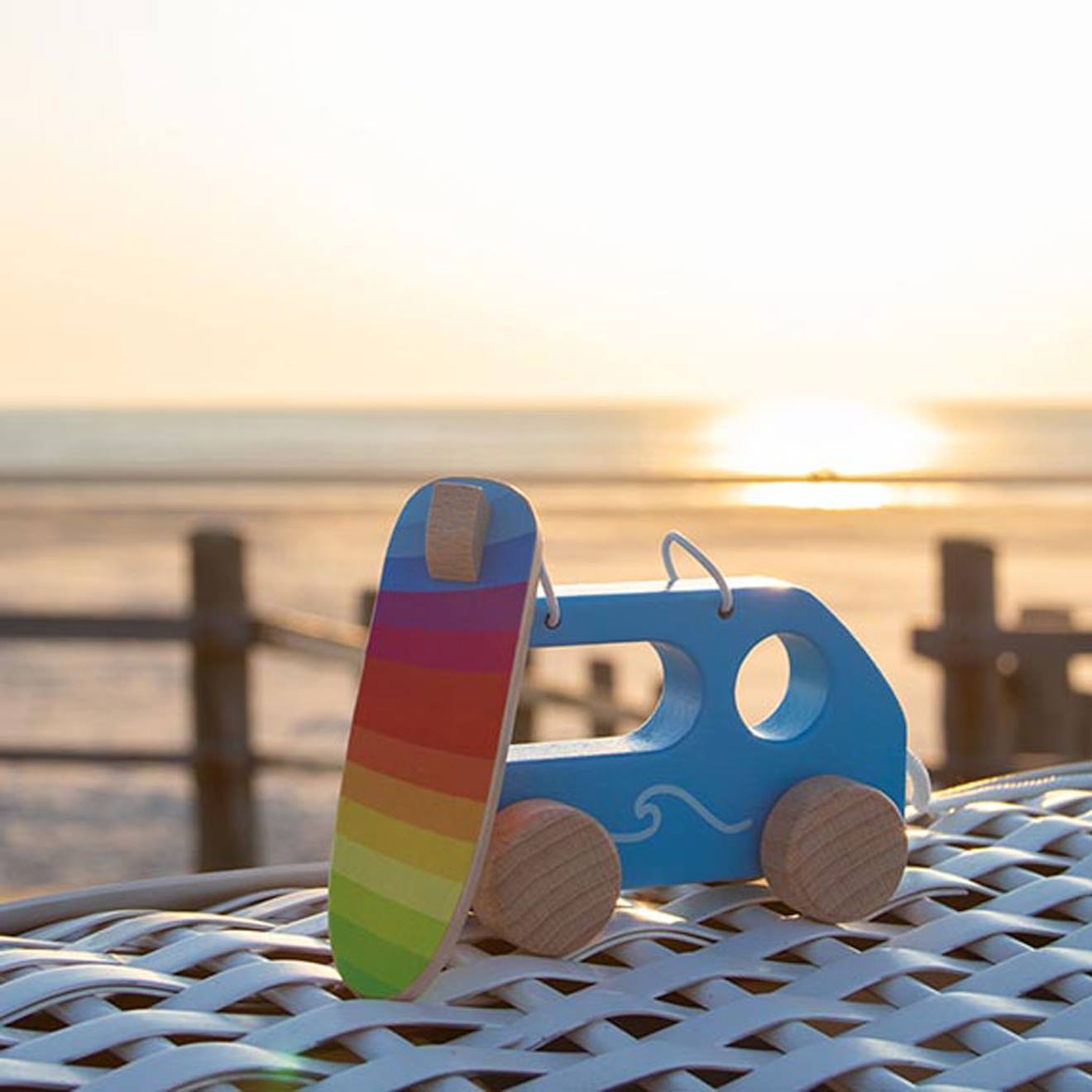 Petit van de surfeur à tirer en bois bleu