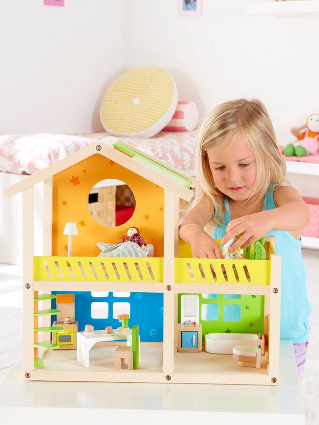 Petite maison joyeuse en bois multicolore