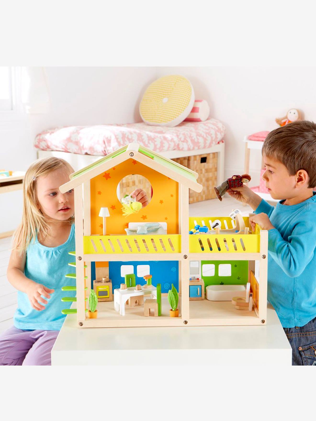Petite maison joyeuse en bois multicolore