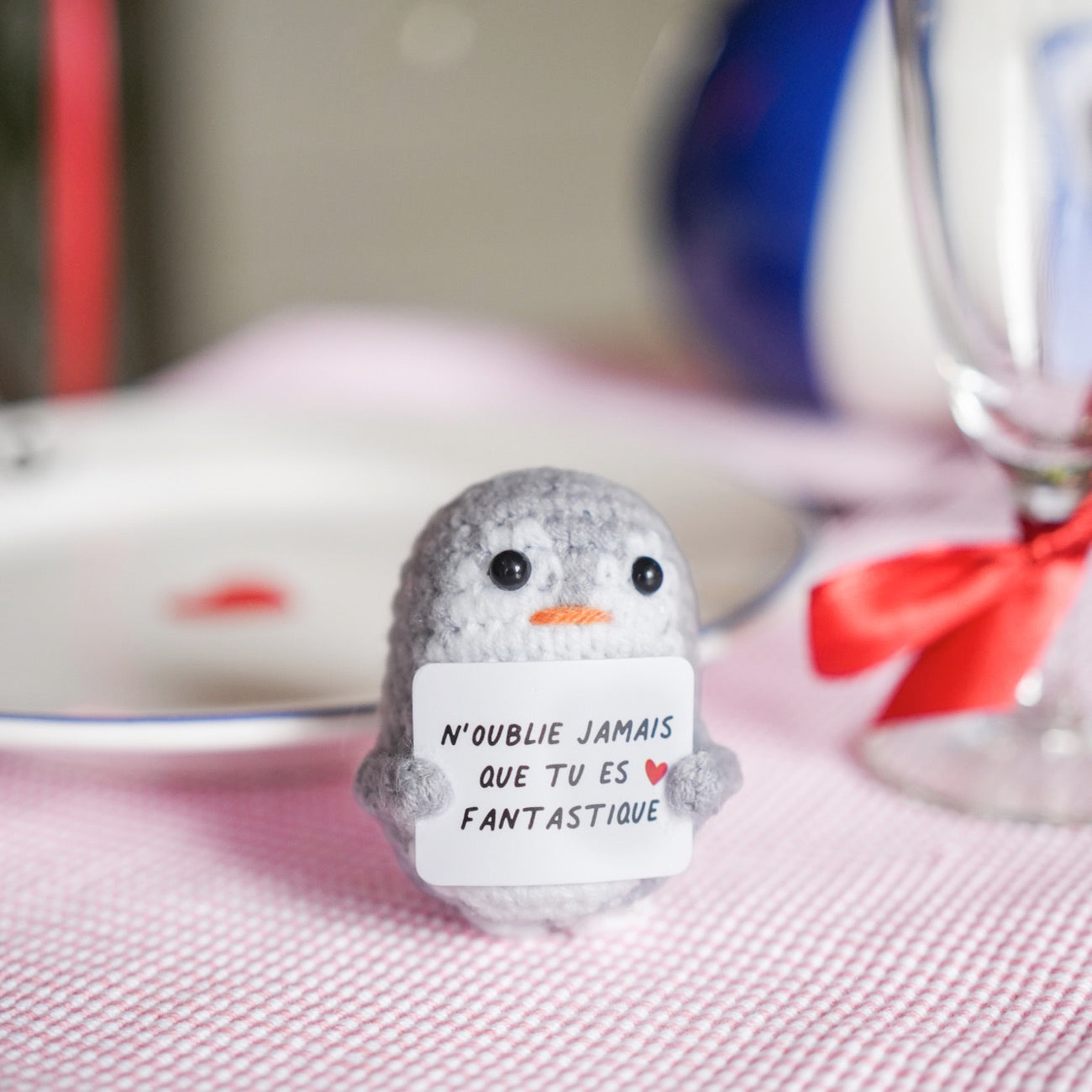 Pingouin brodé à la main avec message encourageant
