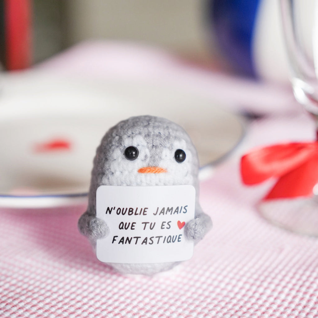 Détails de couture de la peluche pingouin en crochet