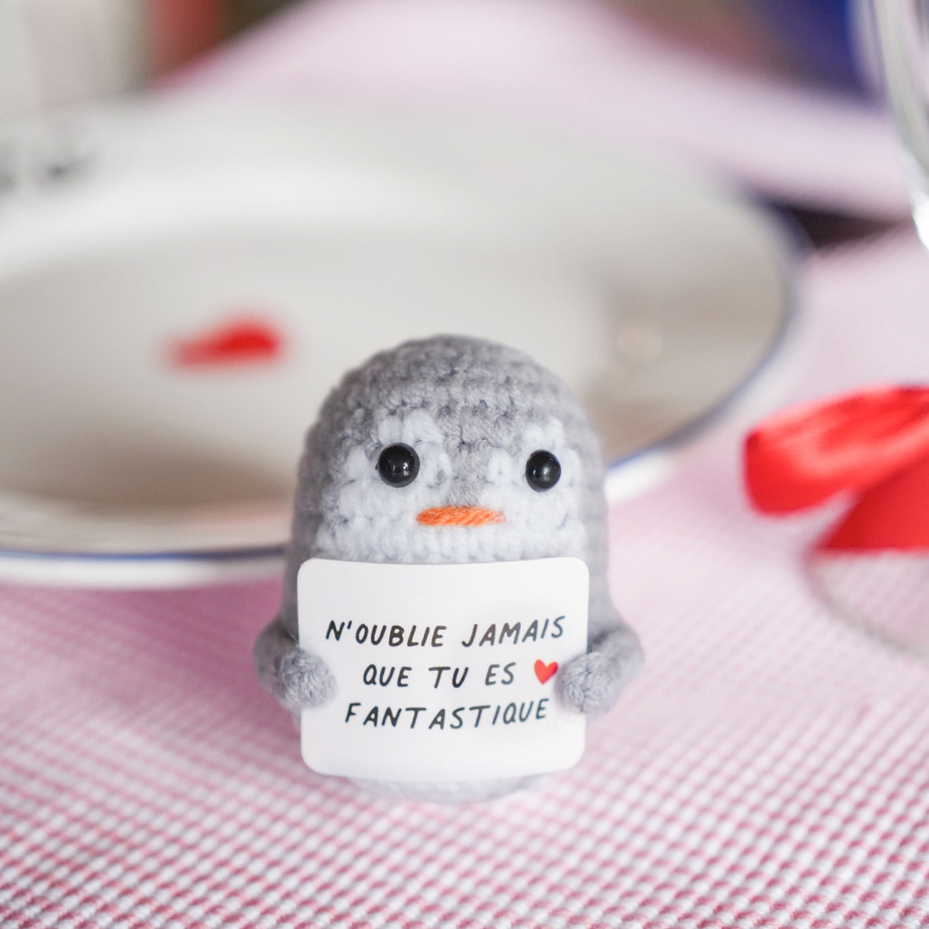 Peluche pingouin en crochet avec message Tu es fantastique sur le ventre