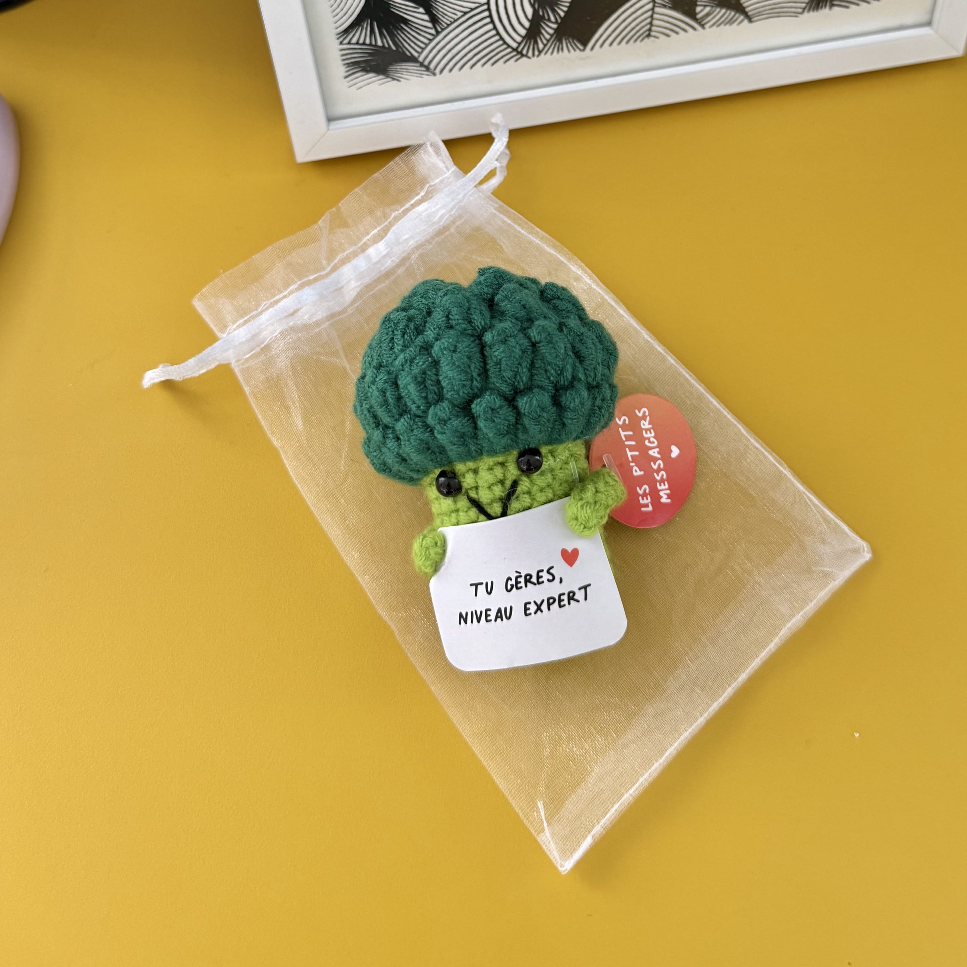 Petit messager brocoli crocheté main avec message encourageant