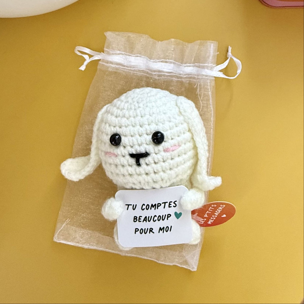 Petit lapin messager en crochet aux longues oreilles douces