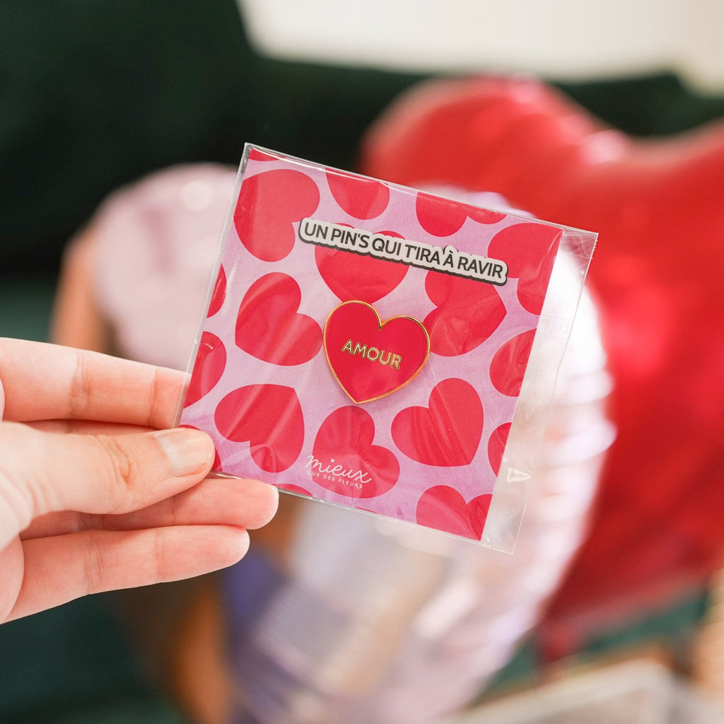 Pin's en forme de coeur avec inscription amour en relief