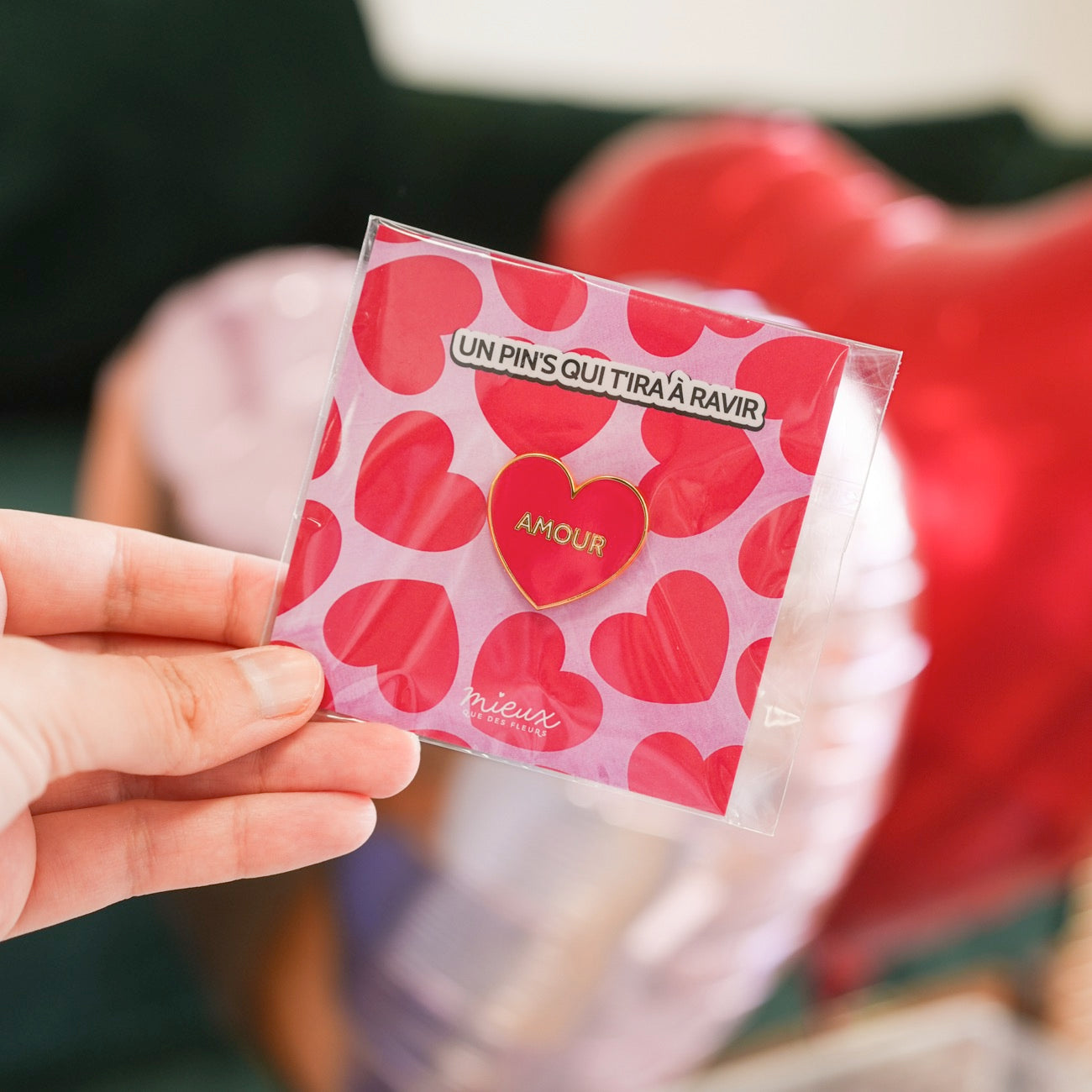 Pin's en forme de coeur avec inscription amour en relief