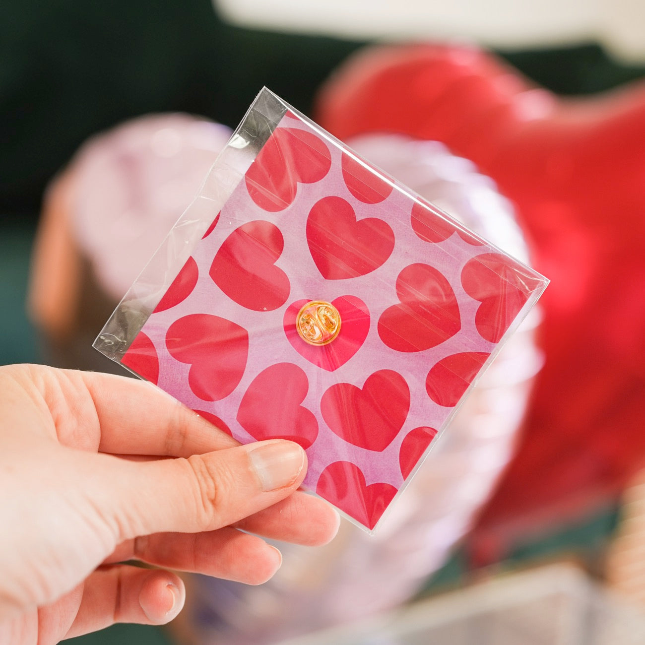 Pin's coeur amour rouge profond contours dorés