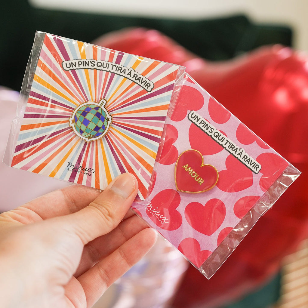 Pin's coeur à accrocher sur une veste ou un sac
