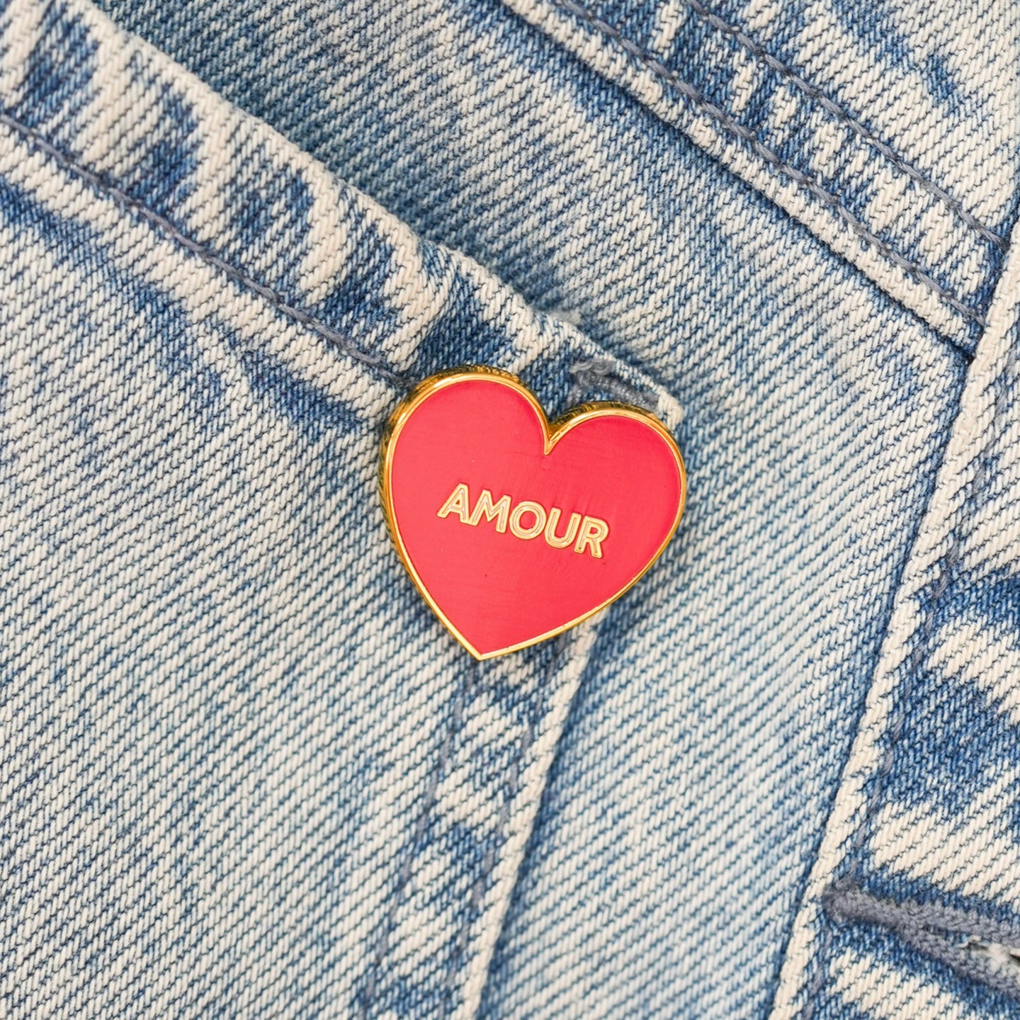 Pin's coeur Amour rouge et doré, petit cadeau à offrir