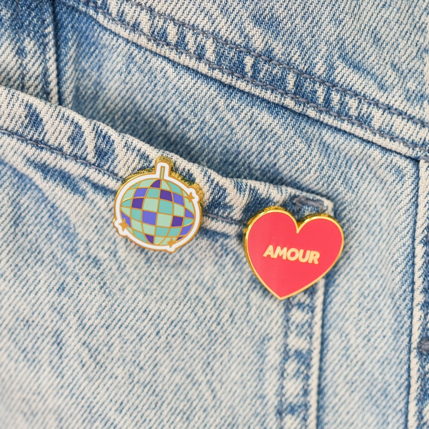 Pin's coeur amour rétro à offrir à un proche