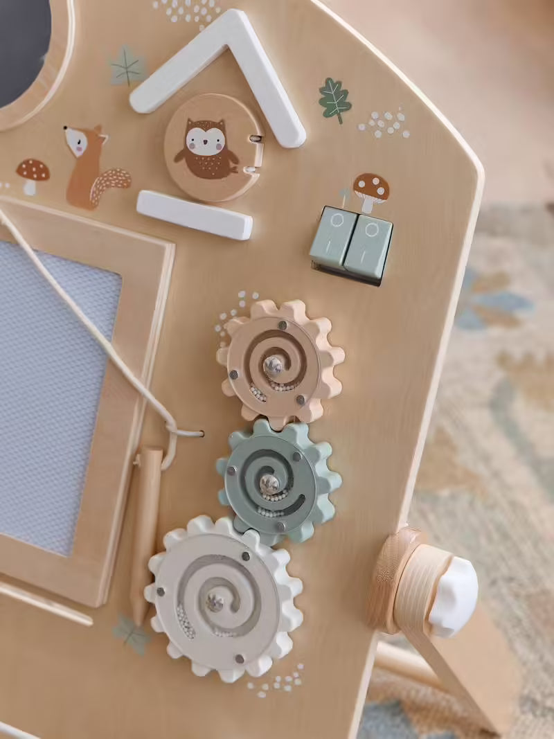 Planche d’activités en bois – Un jouet d’éveil complet et durable