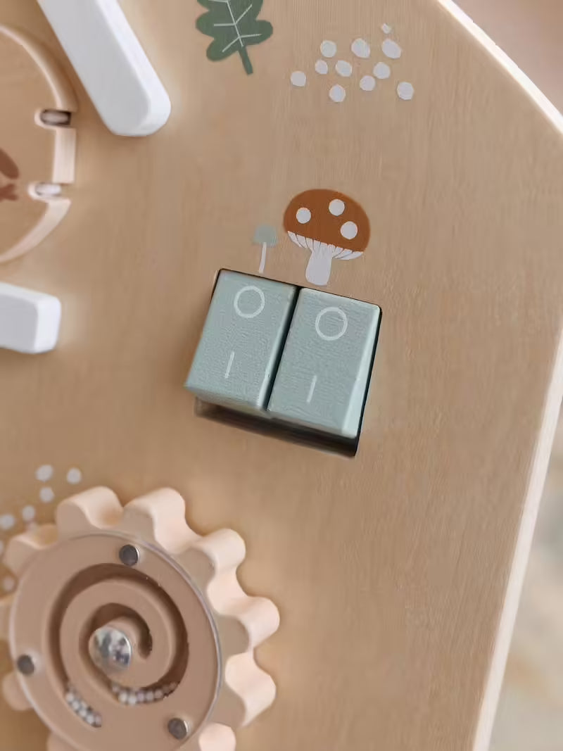 Planche d’activités en bois – Un jouet d’éveil complet et durable