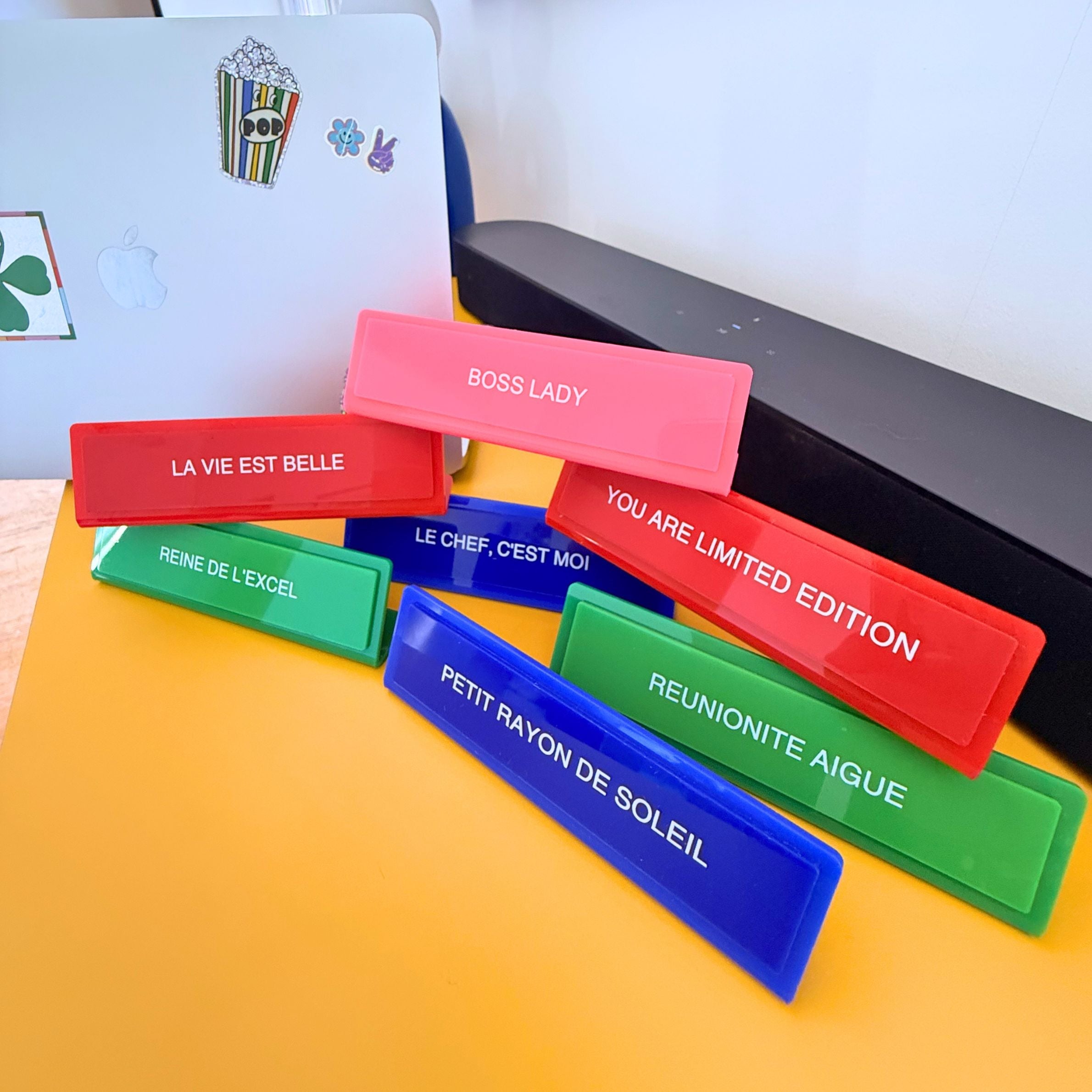 Plaque de bureau colorée et joyeuse pour le travail
