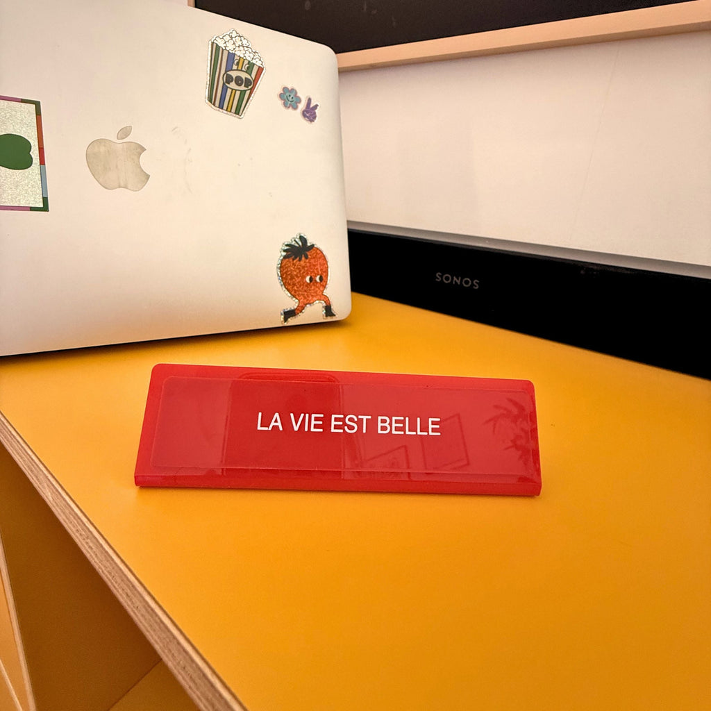 Plaque de bureau rouge La vie est belle avec inscription positive