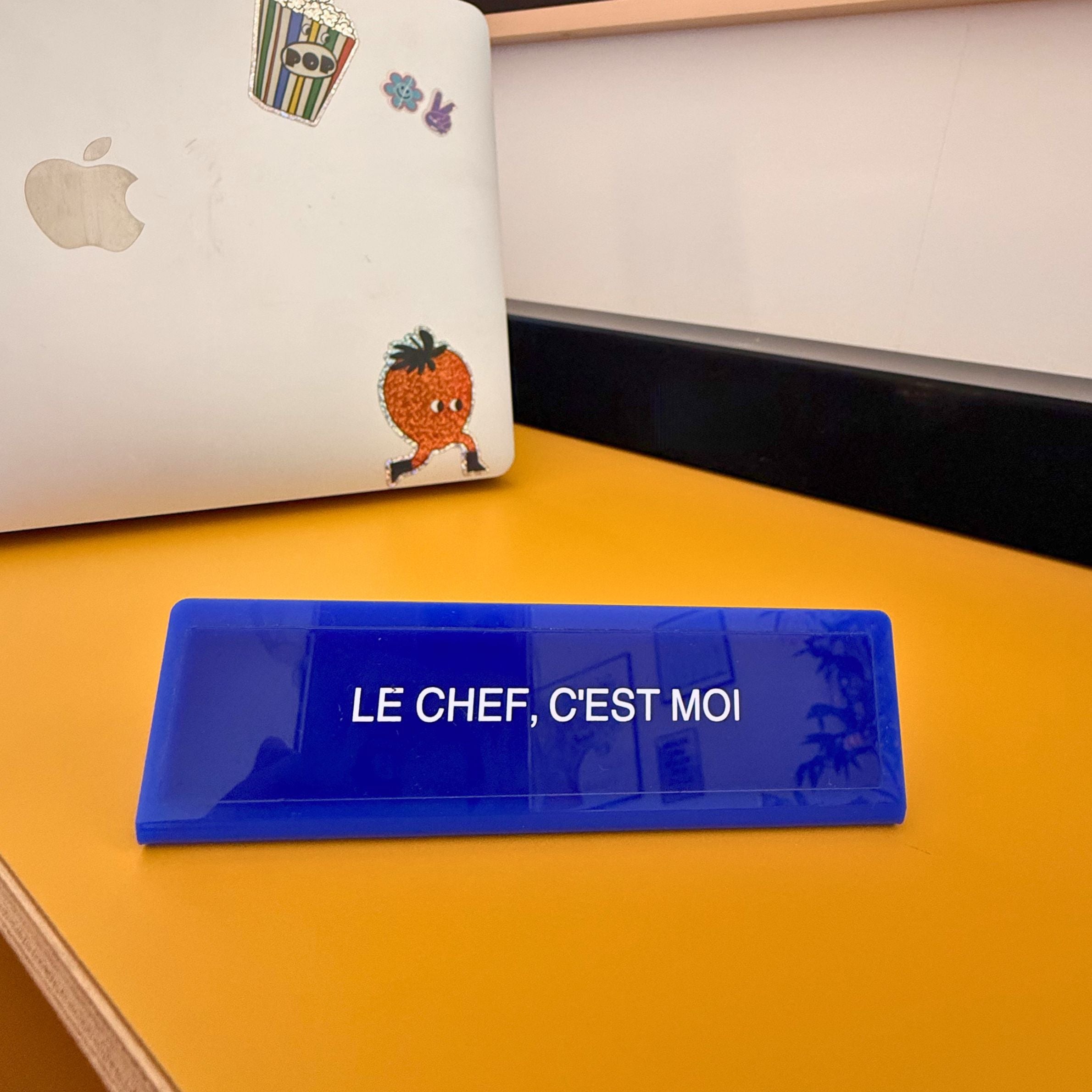 Plaque de bureau bleue Le chef c'est moi avec inscription humoristique