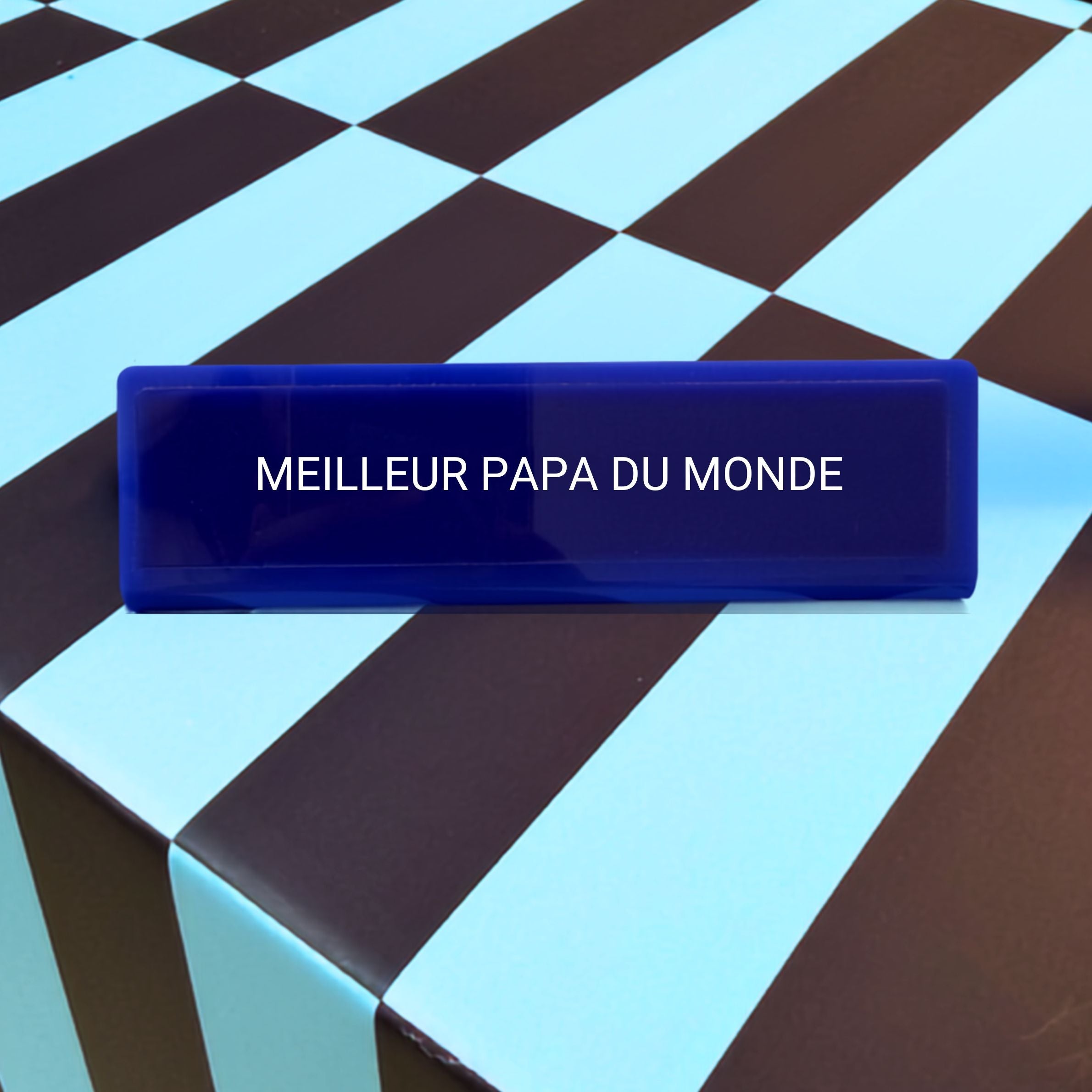 Plaque Meilleur Papa du Monde posée sur un bureau