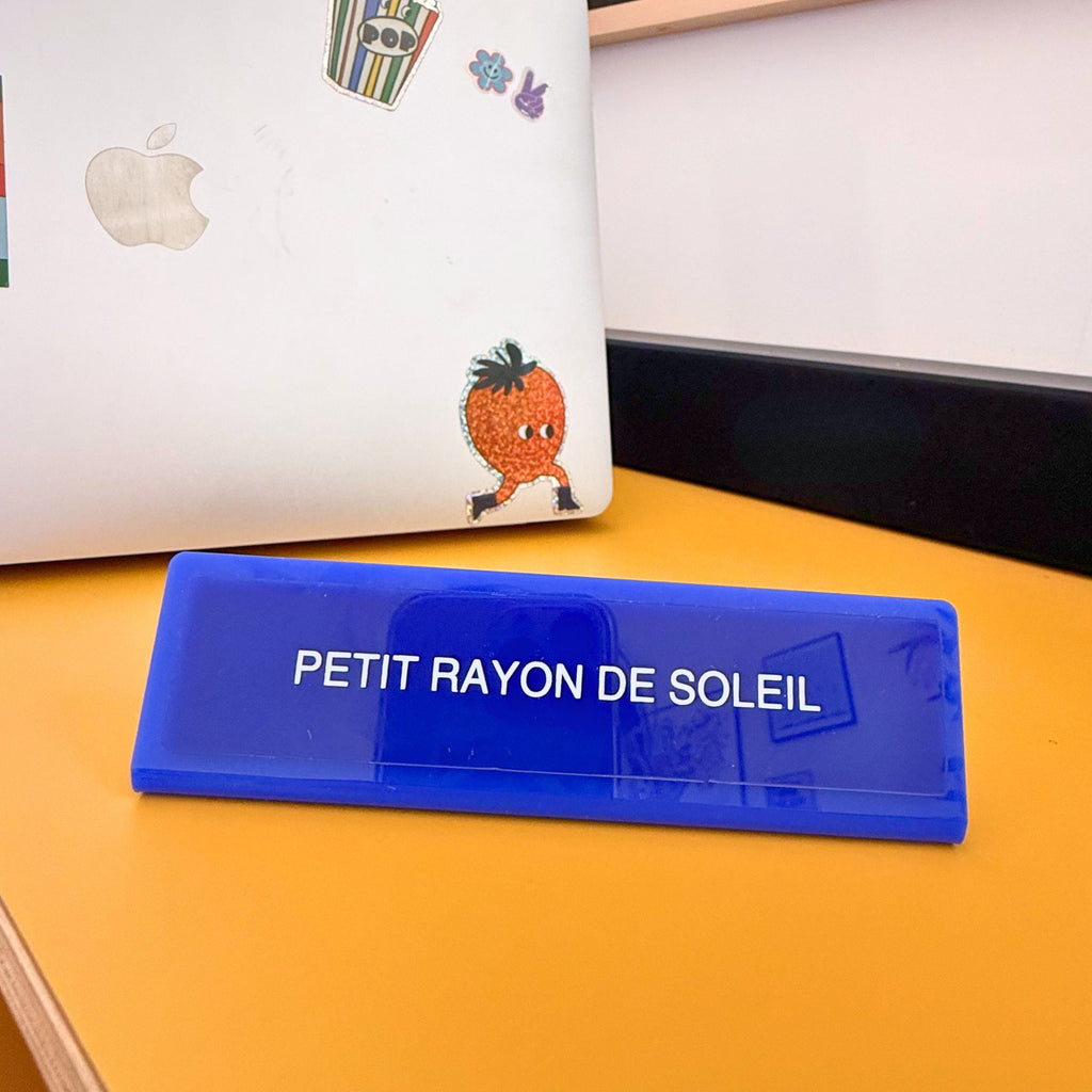 Plaque de bureau Petit rayon de soleil au design ensoleillé et joyeux