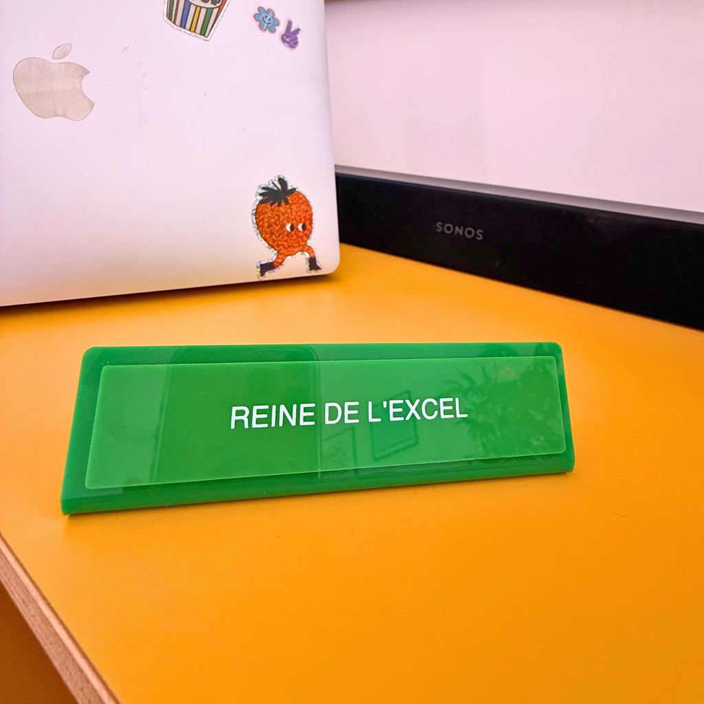 Plaque de bureau verte Reine de l'Excel sur un bureau