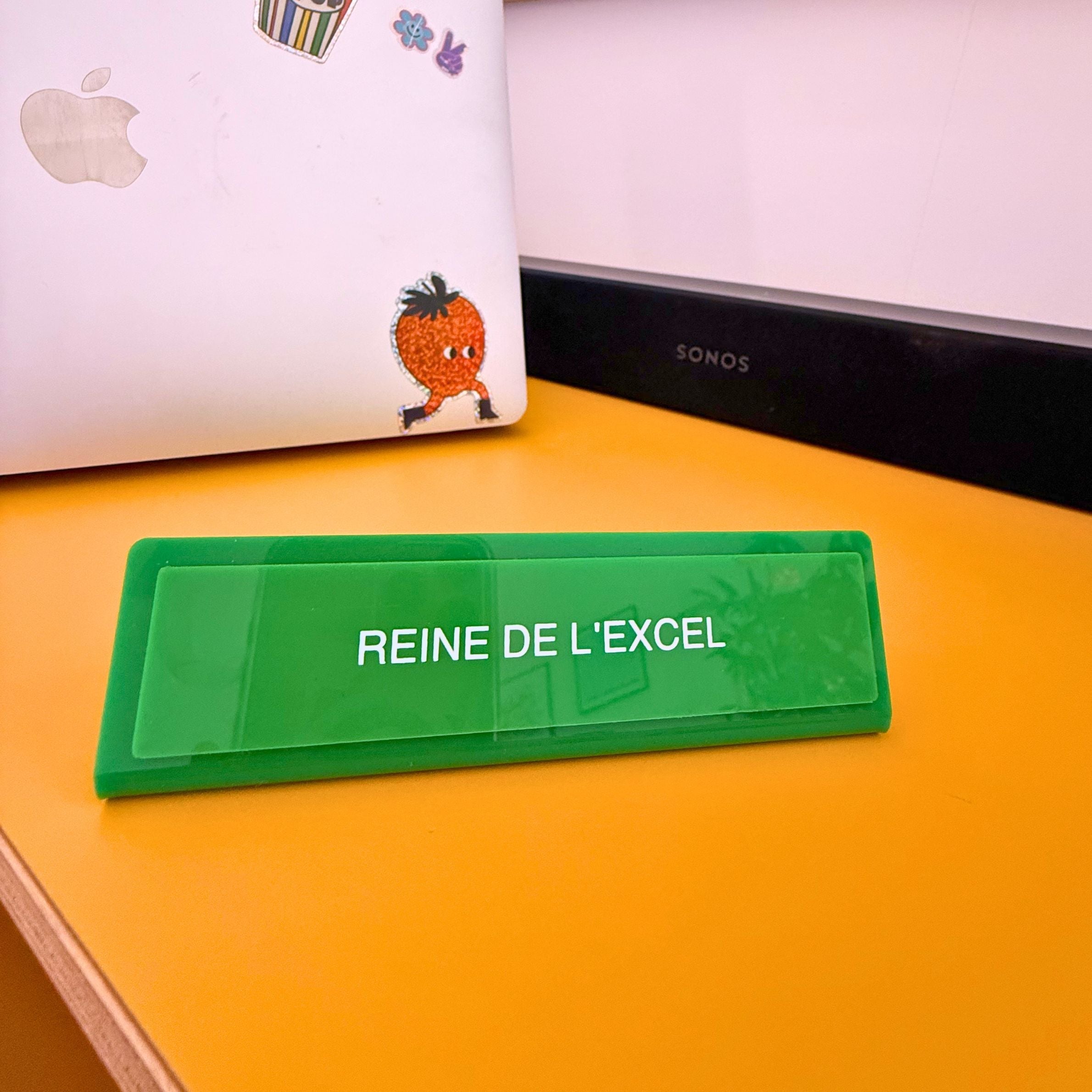 Plaque de bureau verte Reine de l'Excel sur un bureau