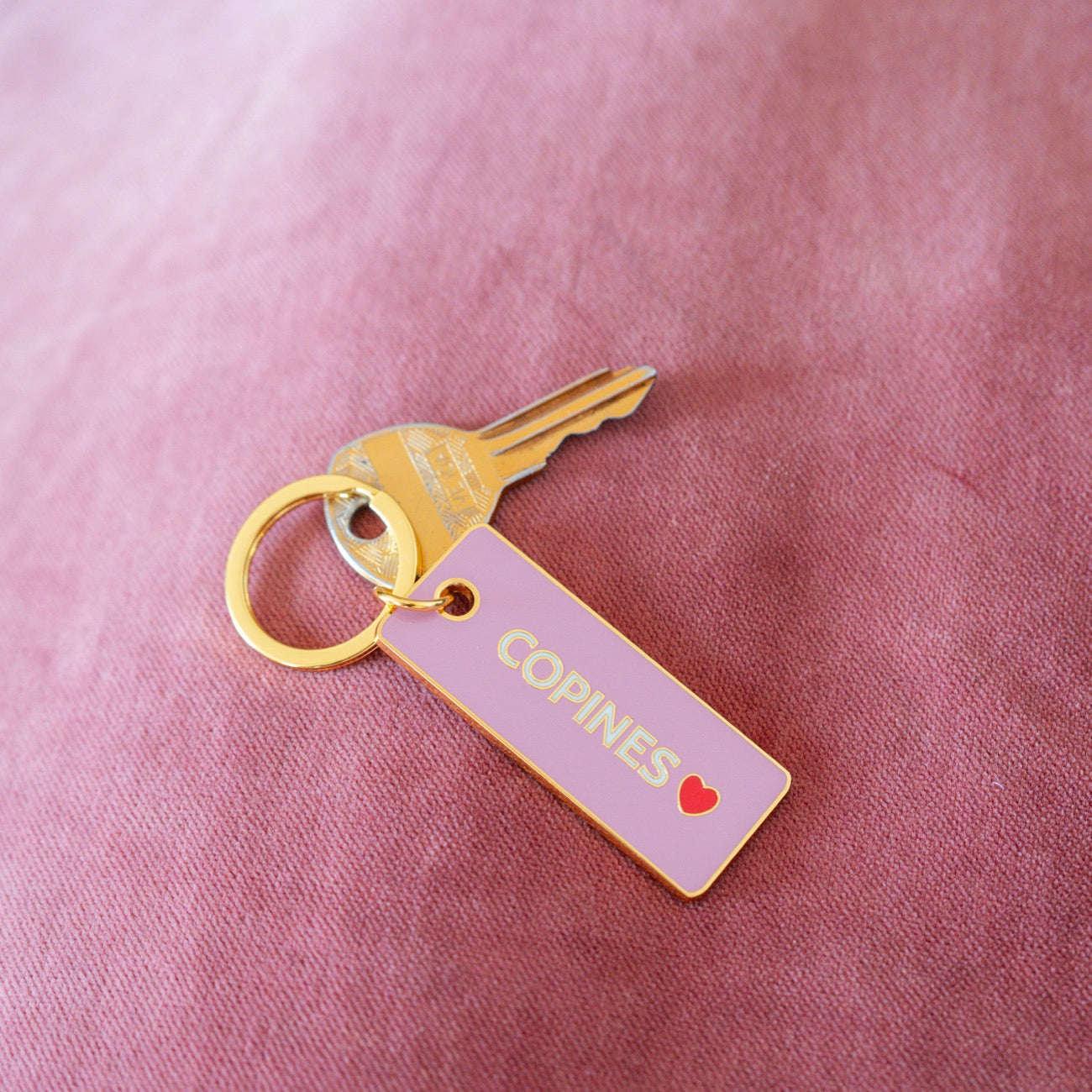 Porte-clés Copines en émail au design tendre