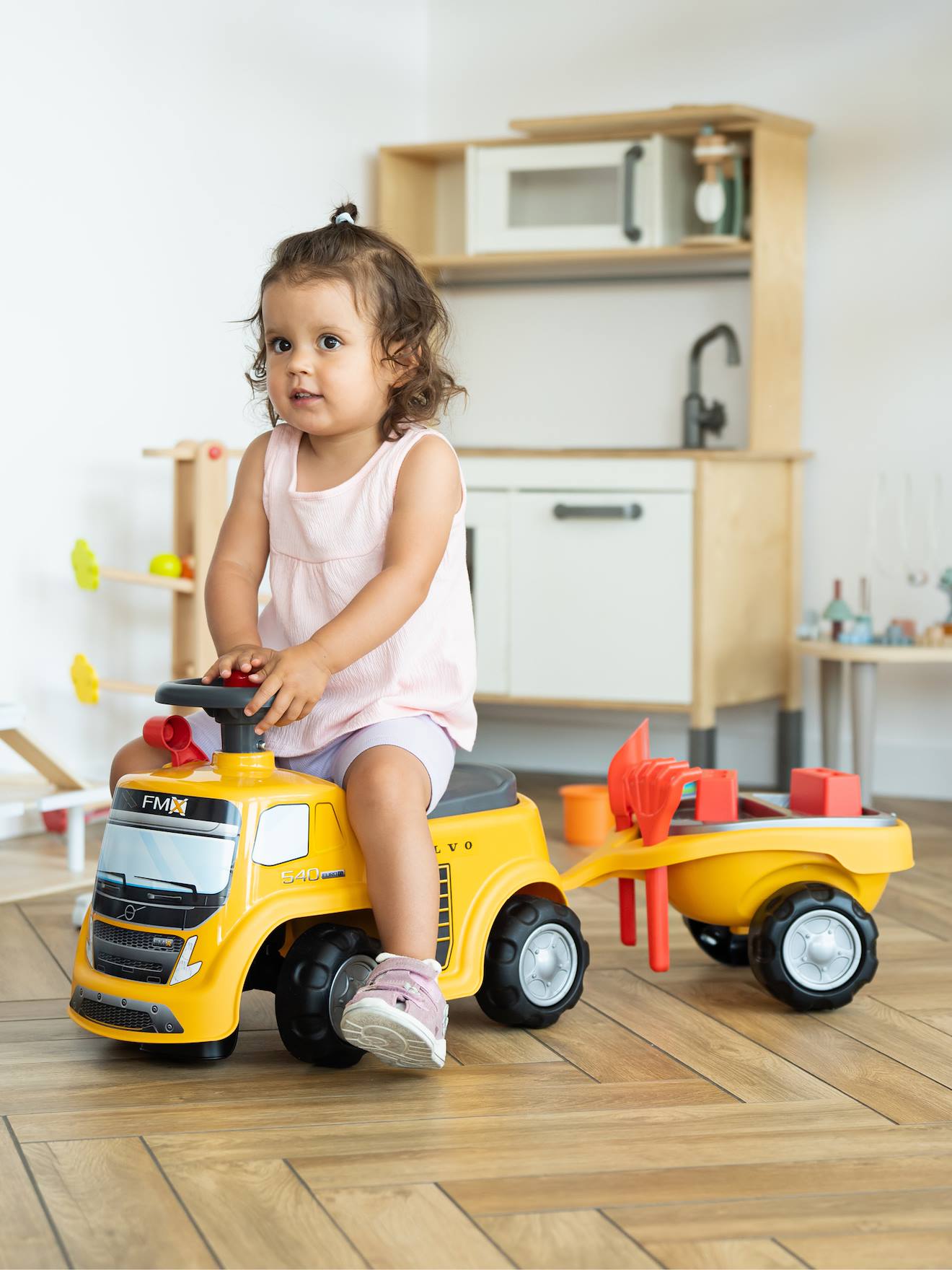 Porteur chantier avec assise ouvrante et volant directionnel avec klaxon, remorque et jeux de sable jaune volvo