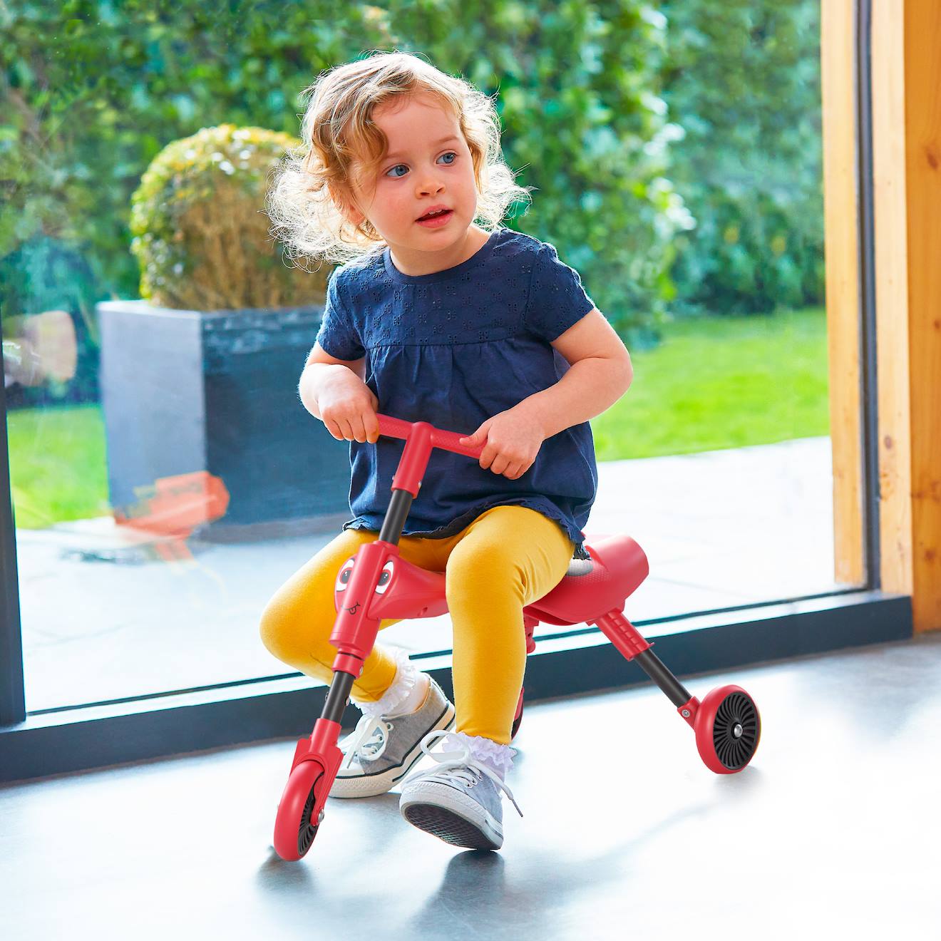 Porteur enfant pliable 3 roues scuttlebug beetle plastique noir - rouge