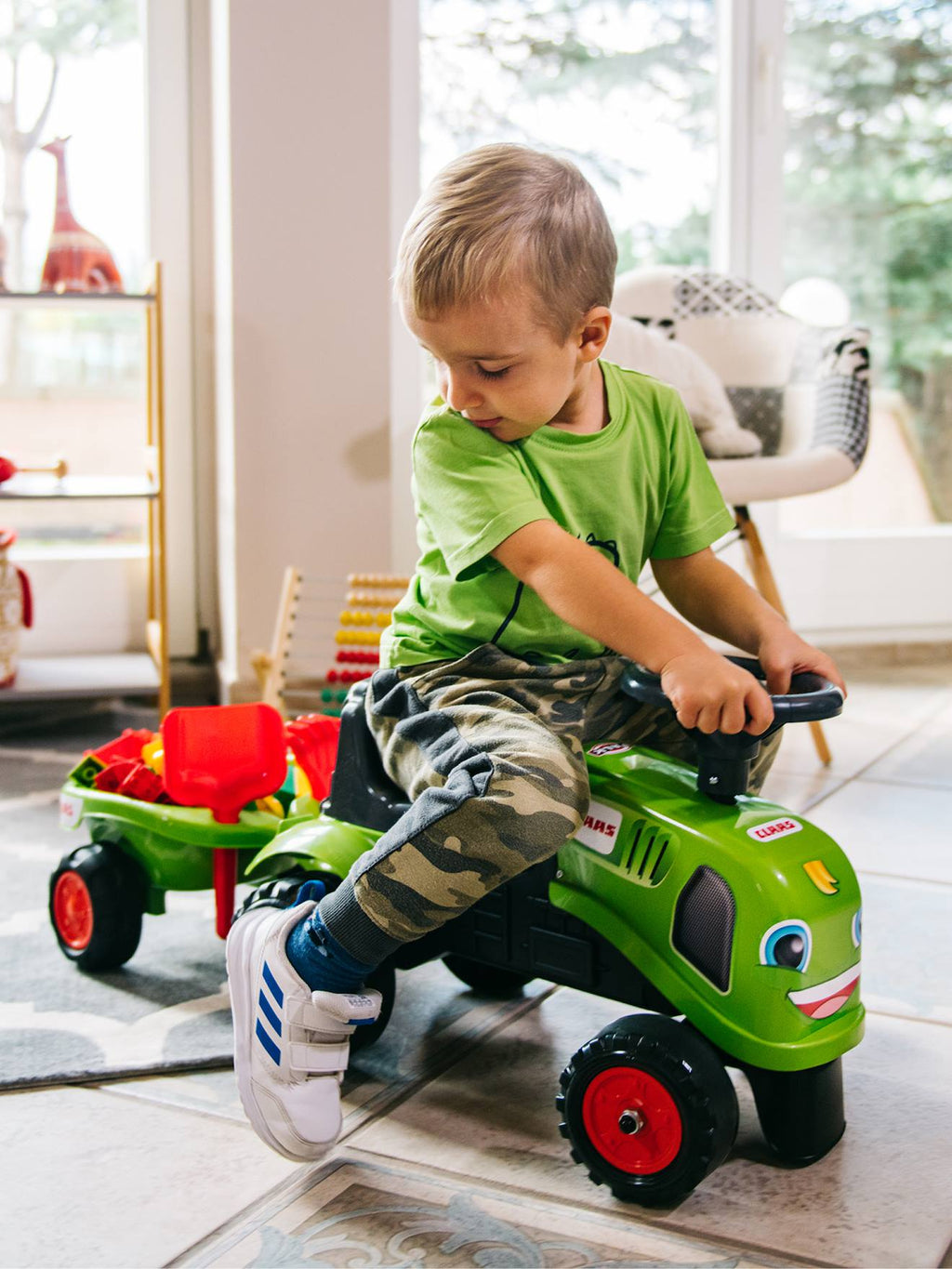 Porteur tracteur avec remorque, pelle et râteau vert claas