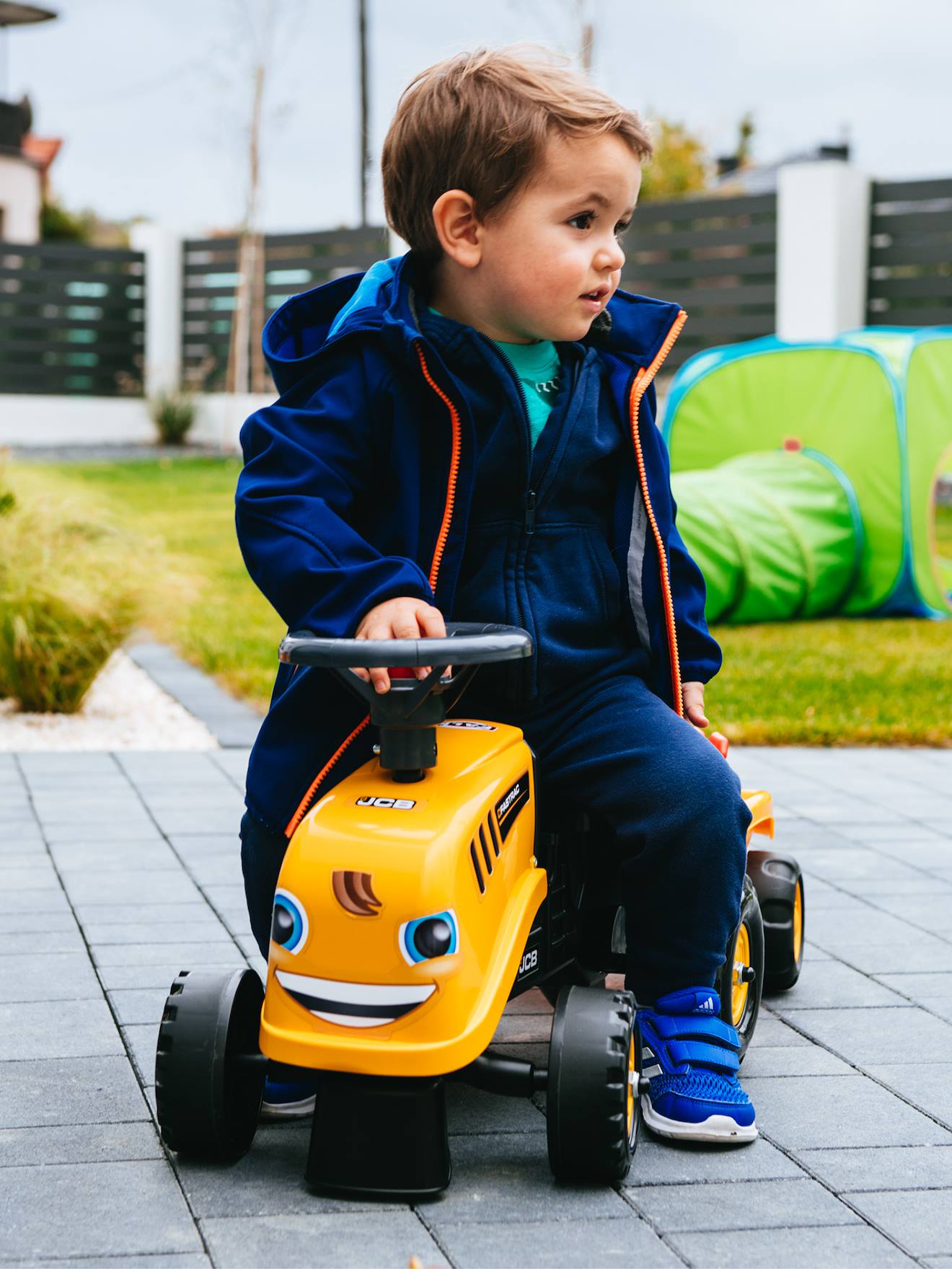 Porteur tracteur avec remorque, pelle et râteau jaune jcb
