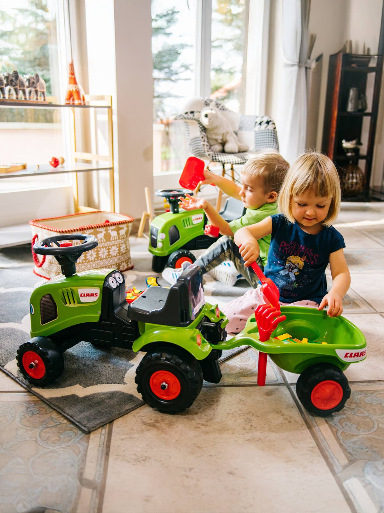 Porteur tracteur avec remorque, pelle et râteau vert claas