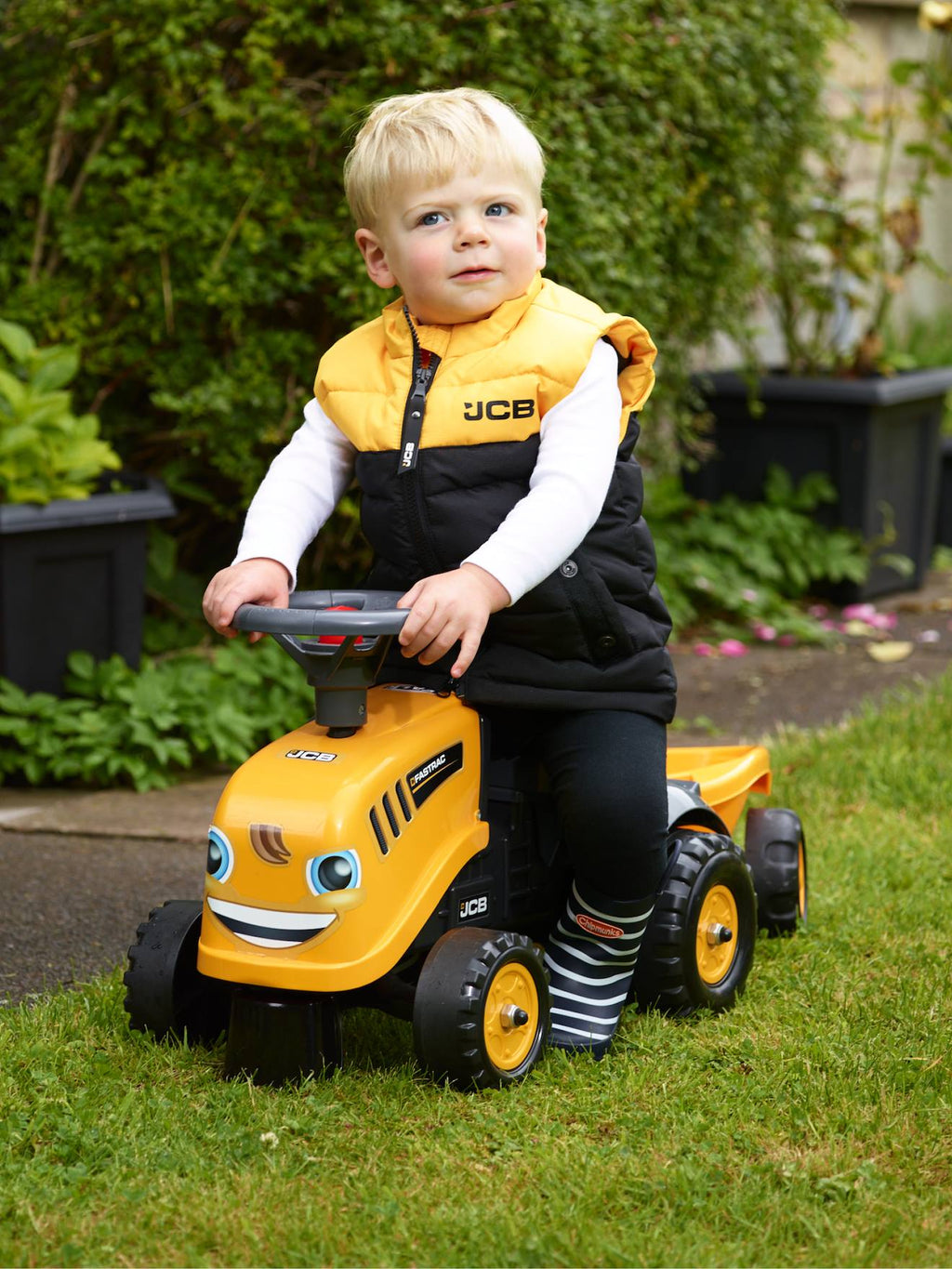 Porteur tracteur avec remorque, pelle et râteau jaune jcb