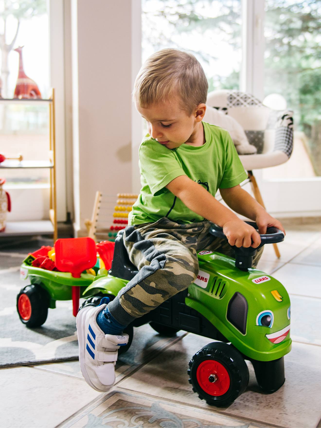 Porteur tracteur avec remorque, pelle et râteau vert claas