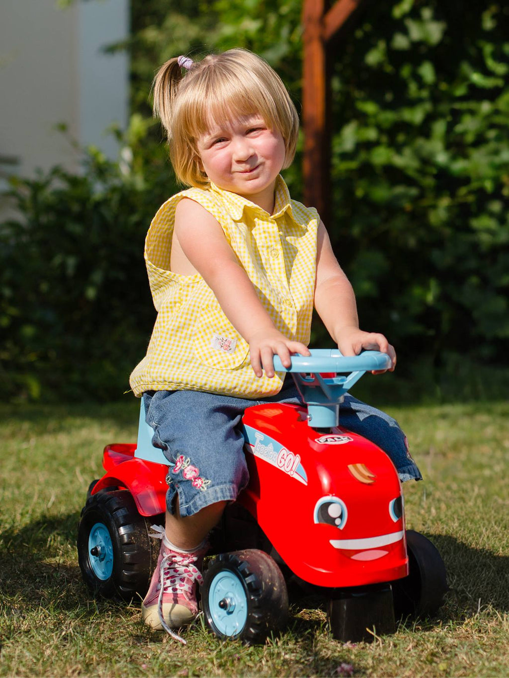 Porteur tracteur avec remorque rouge et bleu