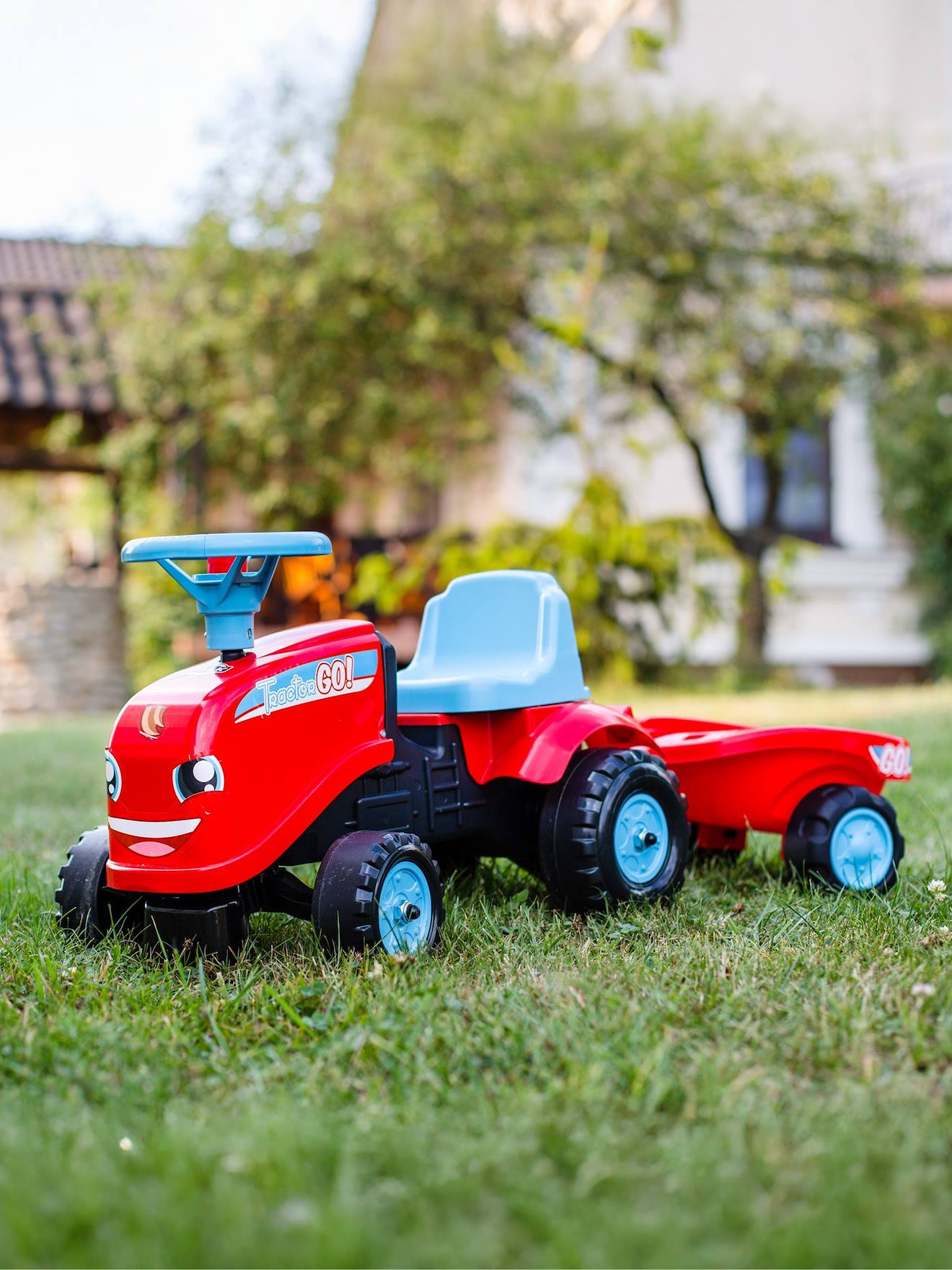 Porteur tracteur avec remorque rouge et bleu