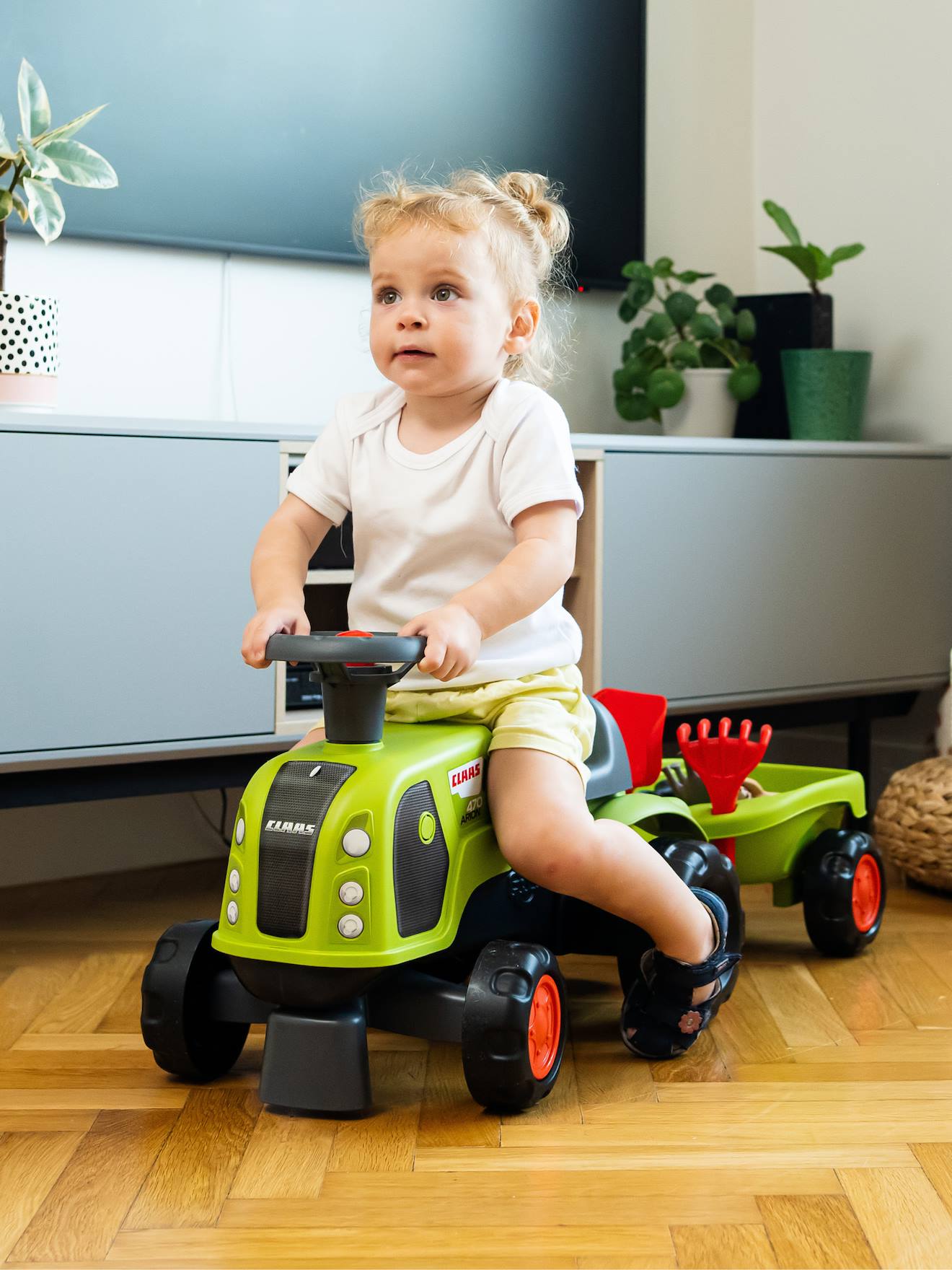 Porteur tracteur claas 1er âge avec remorque, pelle et râteau vert claas