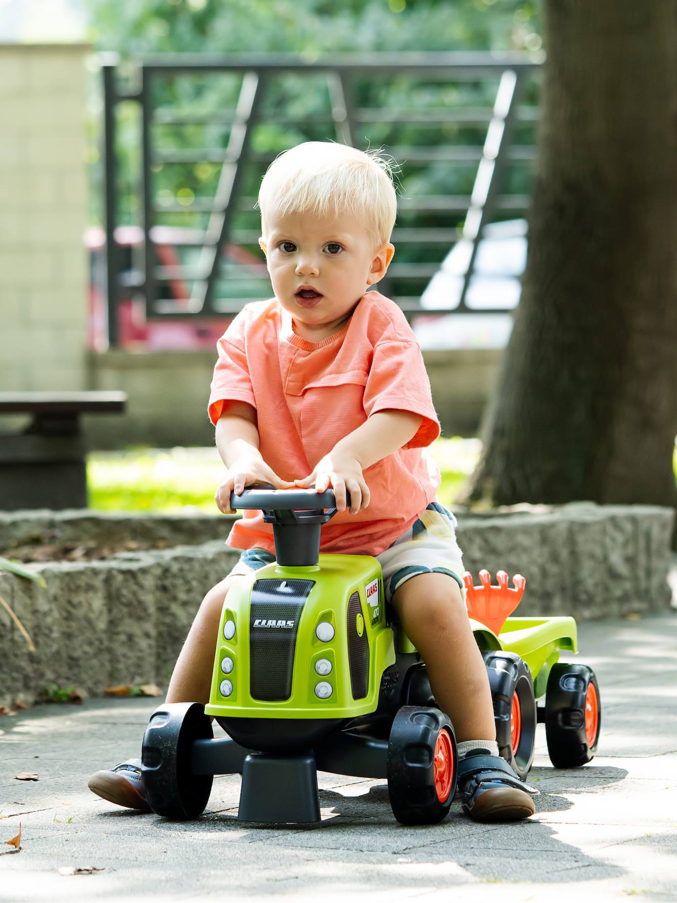 Porteur tracteur claas 1er âge avec remorque, pelle et râteau vert claas