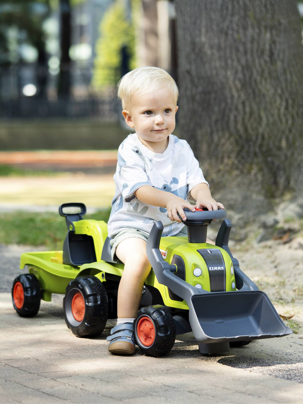 Porteur tractopelle claas 1er âge avec roues silencieuses, excavatrice et remorque vert claas