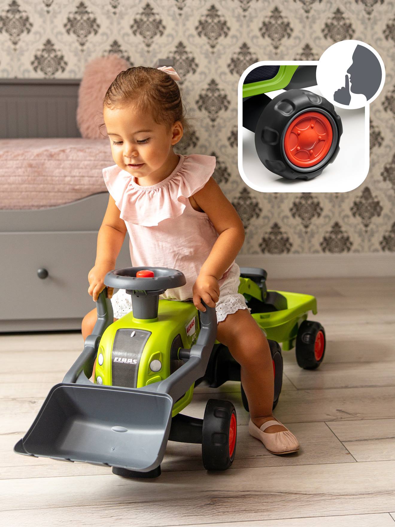 Porteur tractopelle claas 1er âge avec roues silencieuses, excavatrice et remorque vert claas