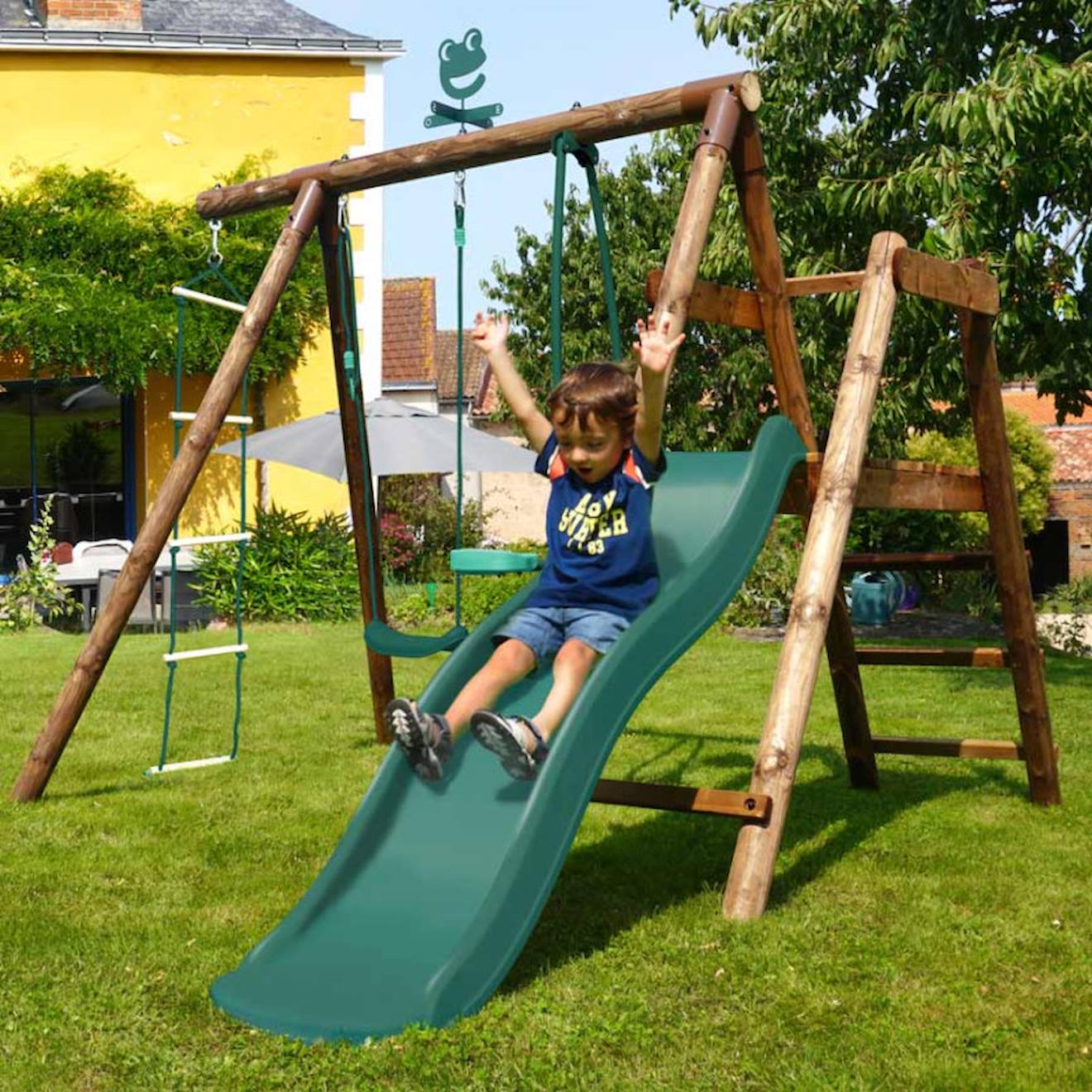 Portique en bois rond 3 agrès avec face à face, échelle et toboggan bas mûrier marron