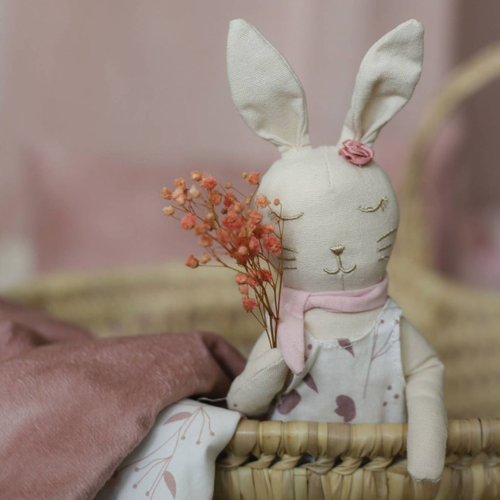 Poupée en coton bio rose