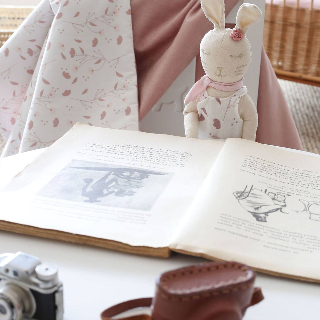 Poupée en coton bio rose